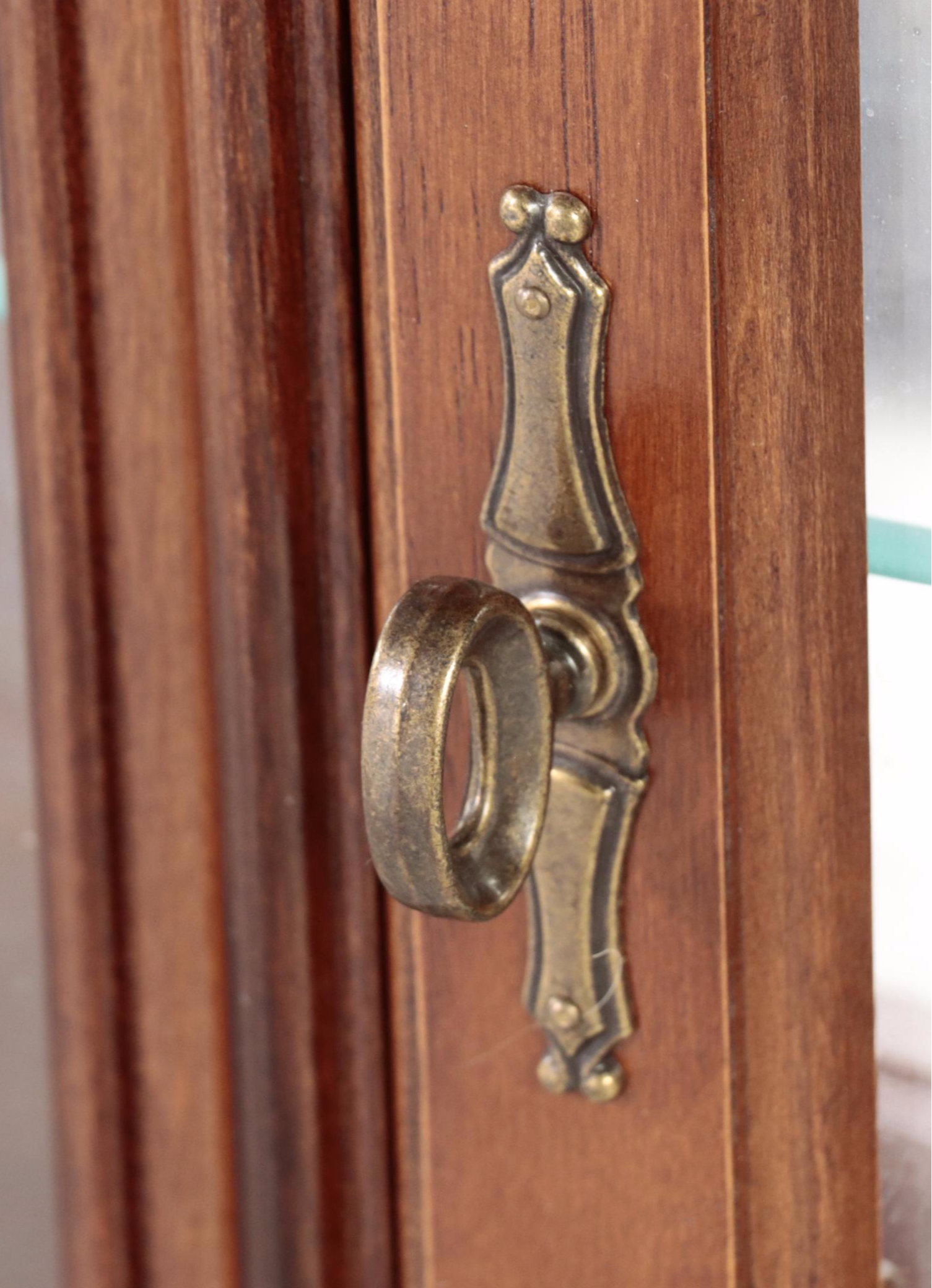 Pulaski Furniture Illuminated Curved End Glass Front Curio Cabinet