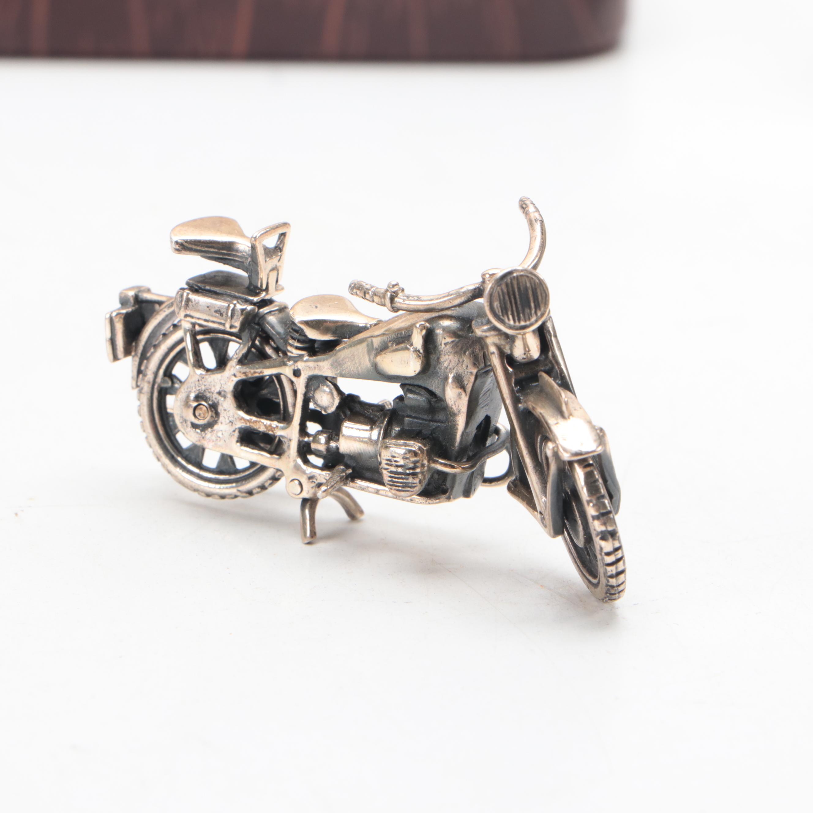 Hand-Stitched Felt Cloth, Powder Compacts, Souvenirs, Mini-Radio, More