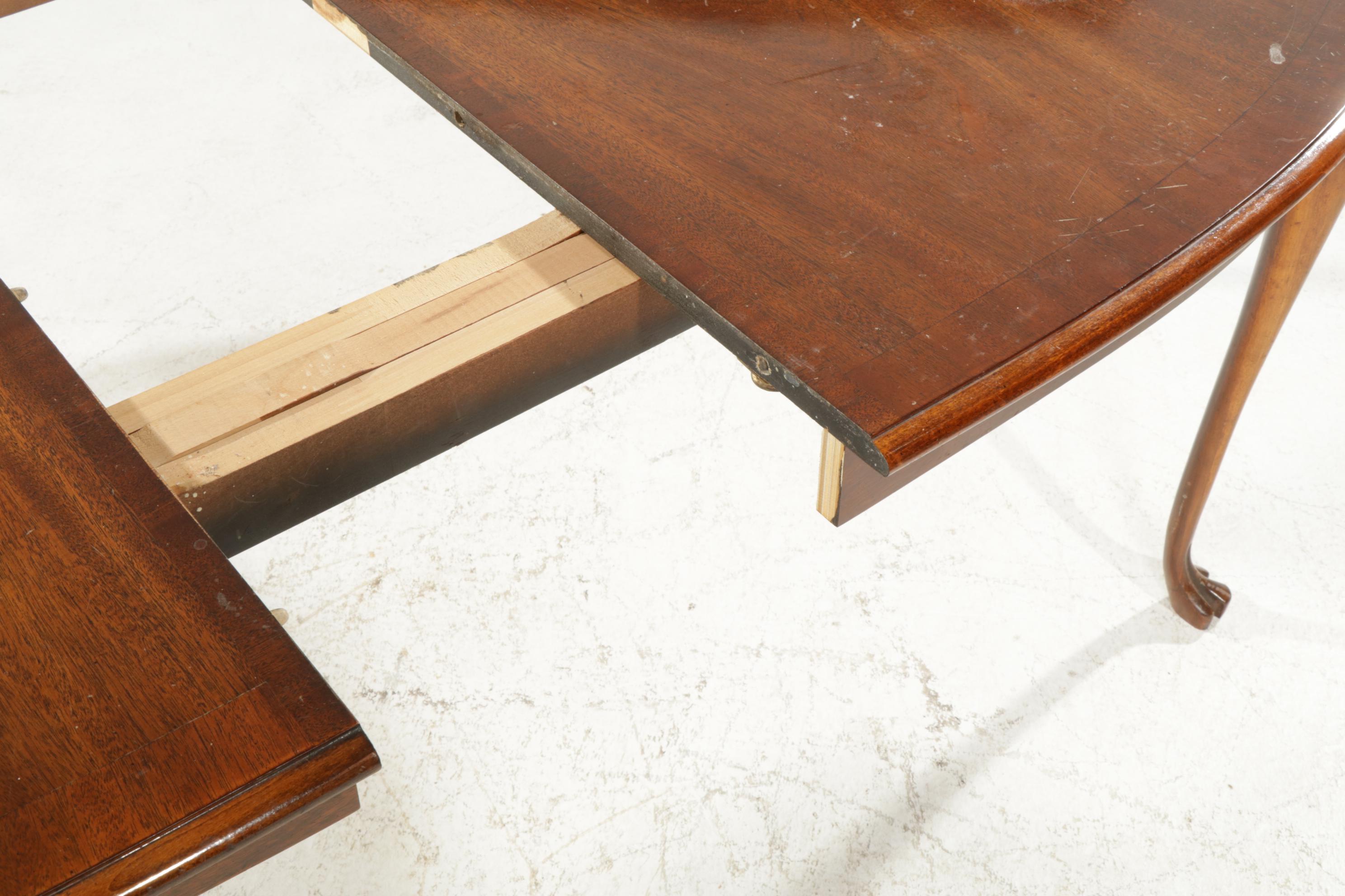 Thomasville Queen Anne Style Wood and Mahogany Dining Set