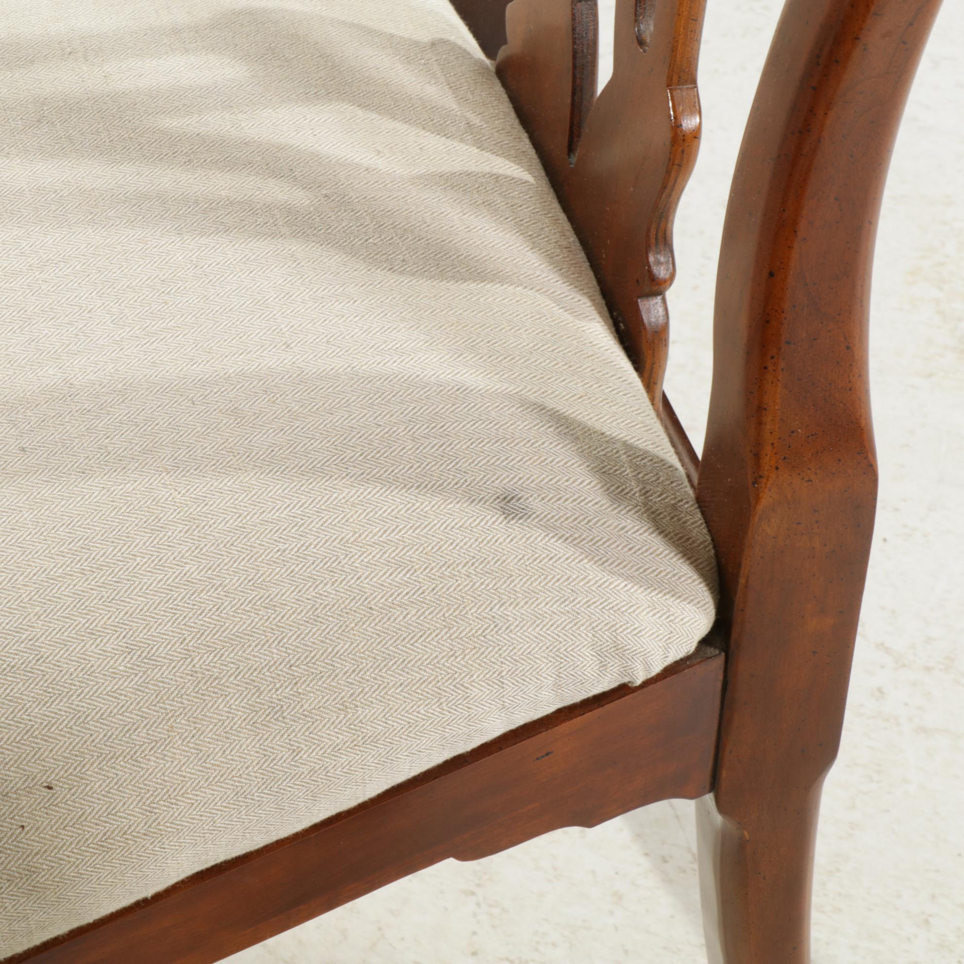 Thomasville Queen Anne Style Wood and Mahogany Dining Set