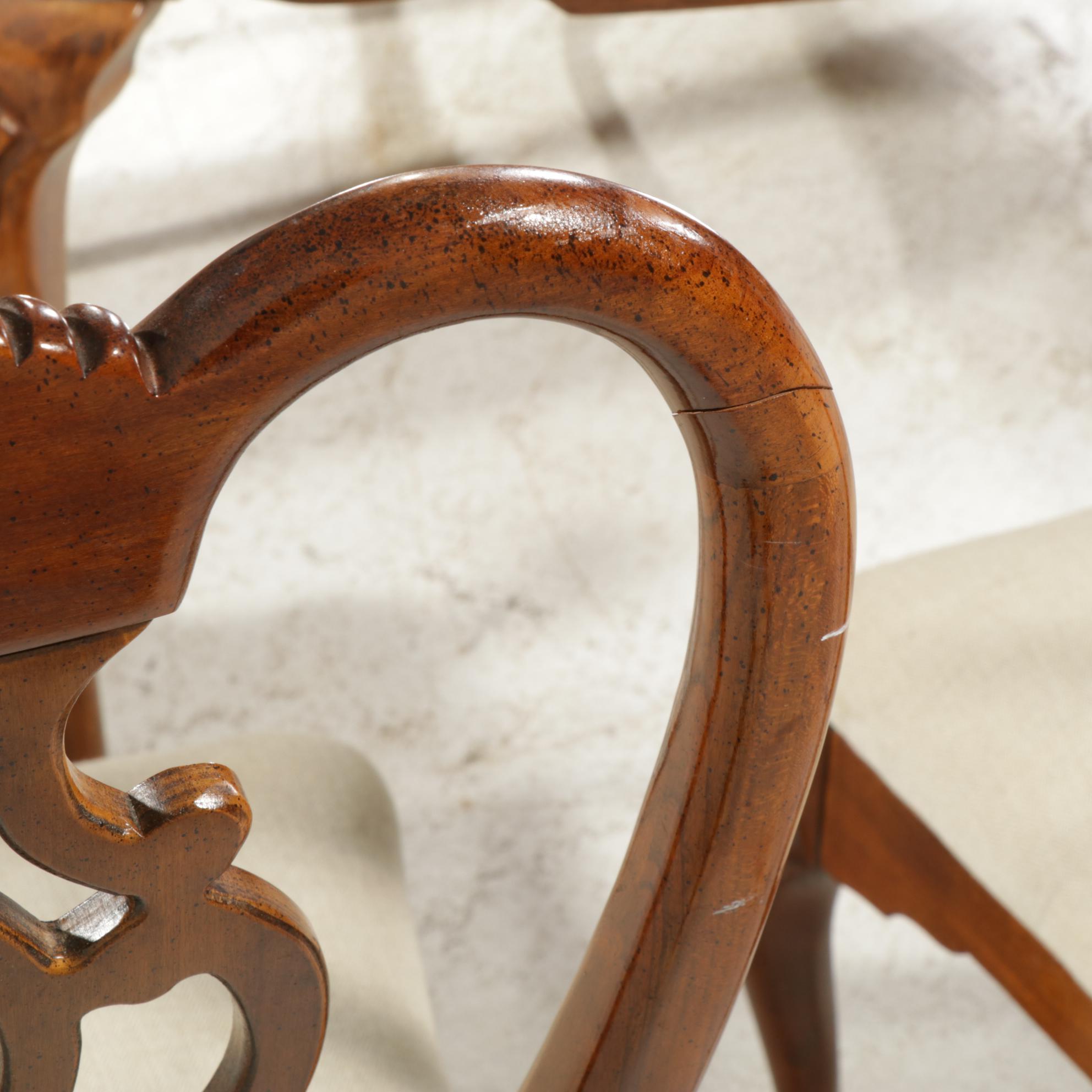 Thomasville Queen Anne Style Wood and Mahogany Dining Set