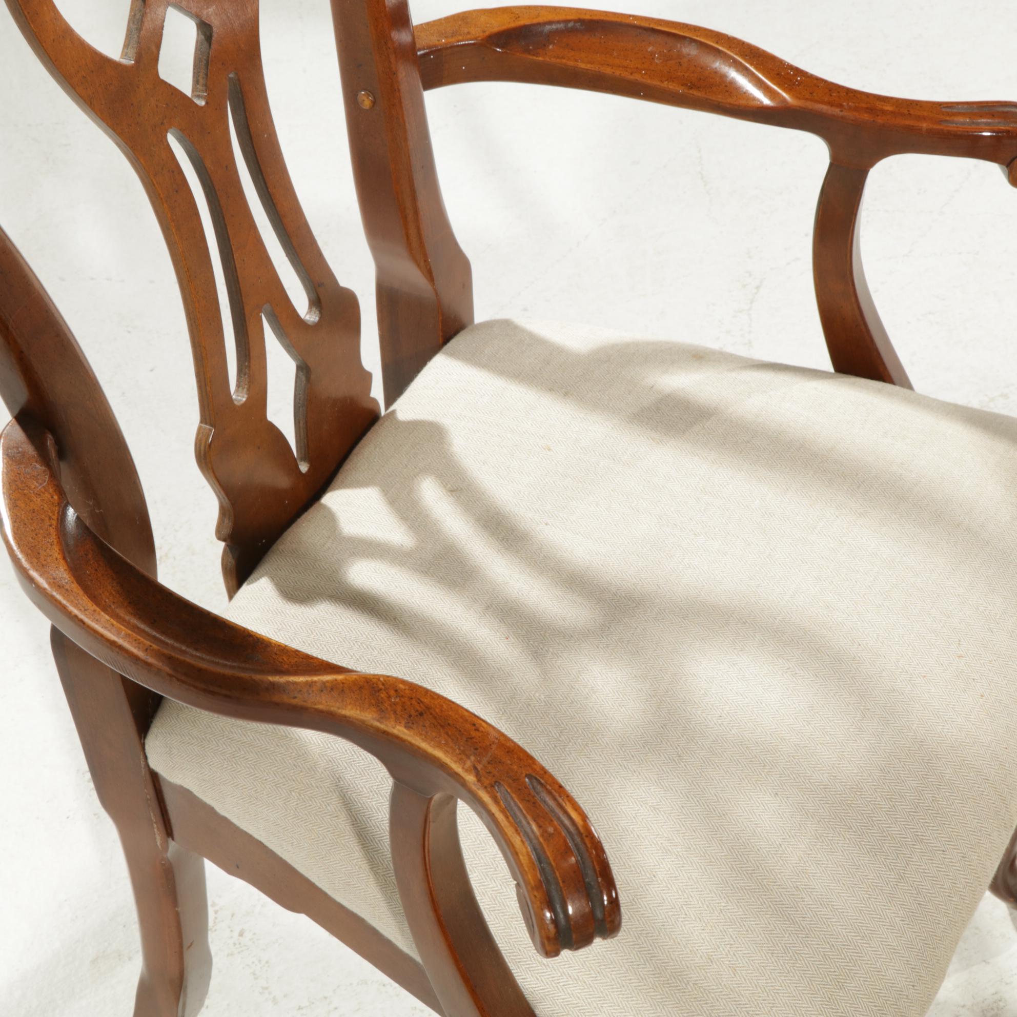 Thomasville Queen Anne Style Wood and Mahogany Dining Set