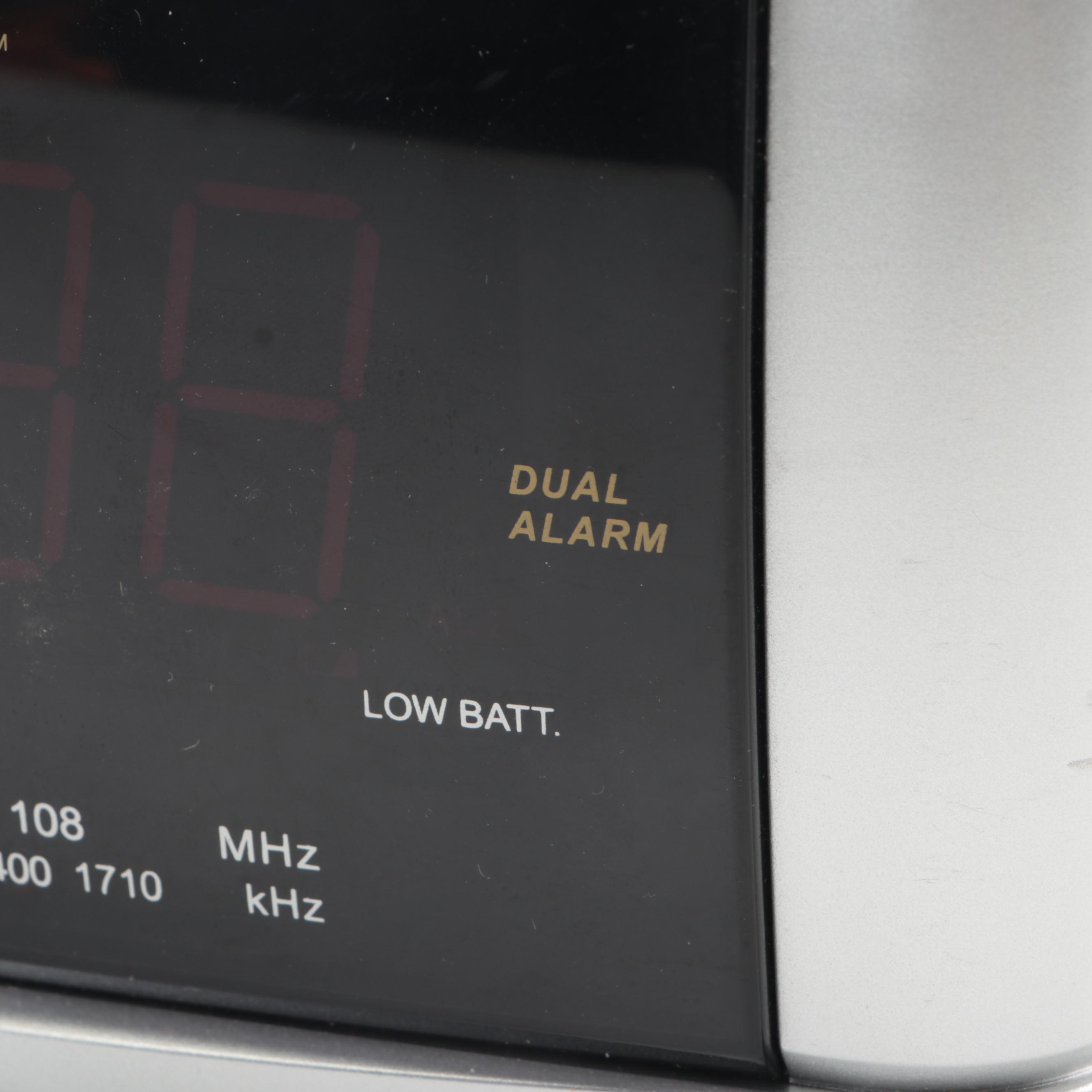 Emerson Research SmartSet Dual-Alarm Clock Radio