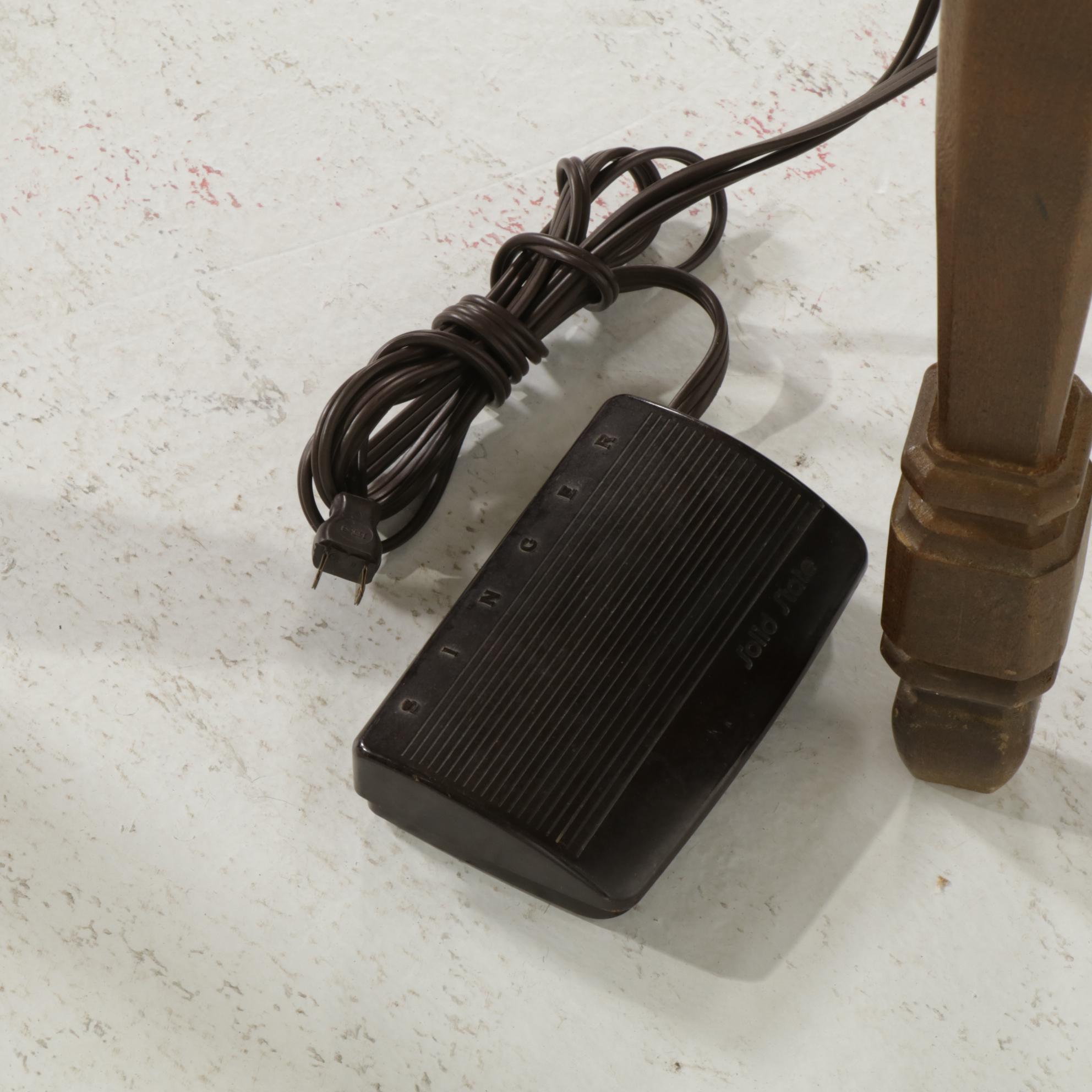 Singer Futura II Model 920 Two-Way Sewing System with Table