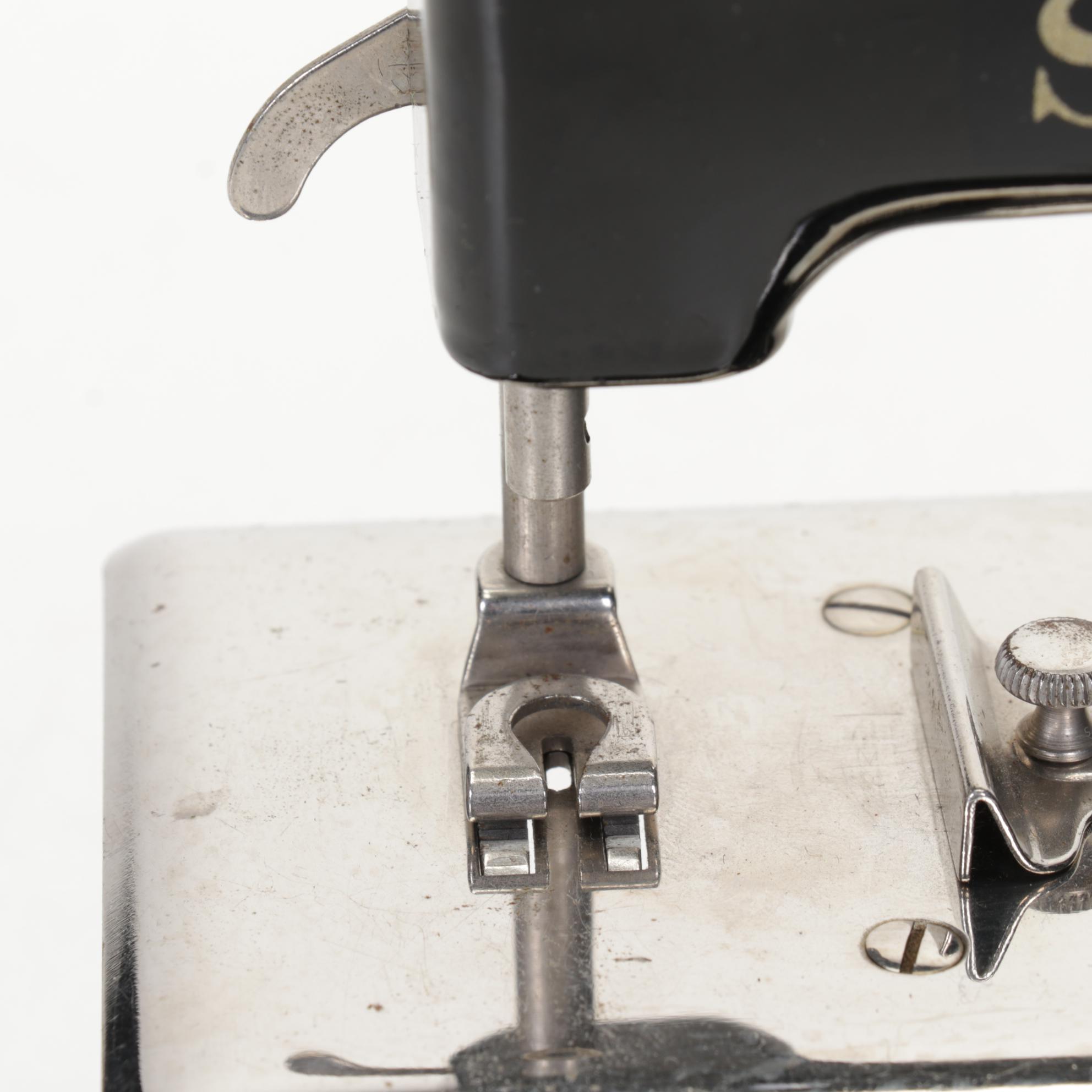 Singer Portable Sewing Machine in Carrying Case, Vintage