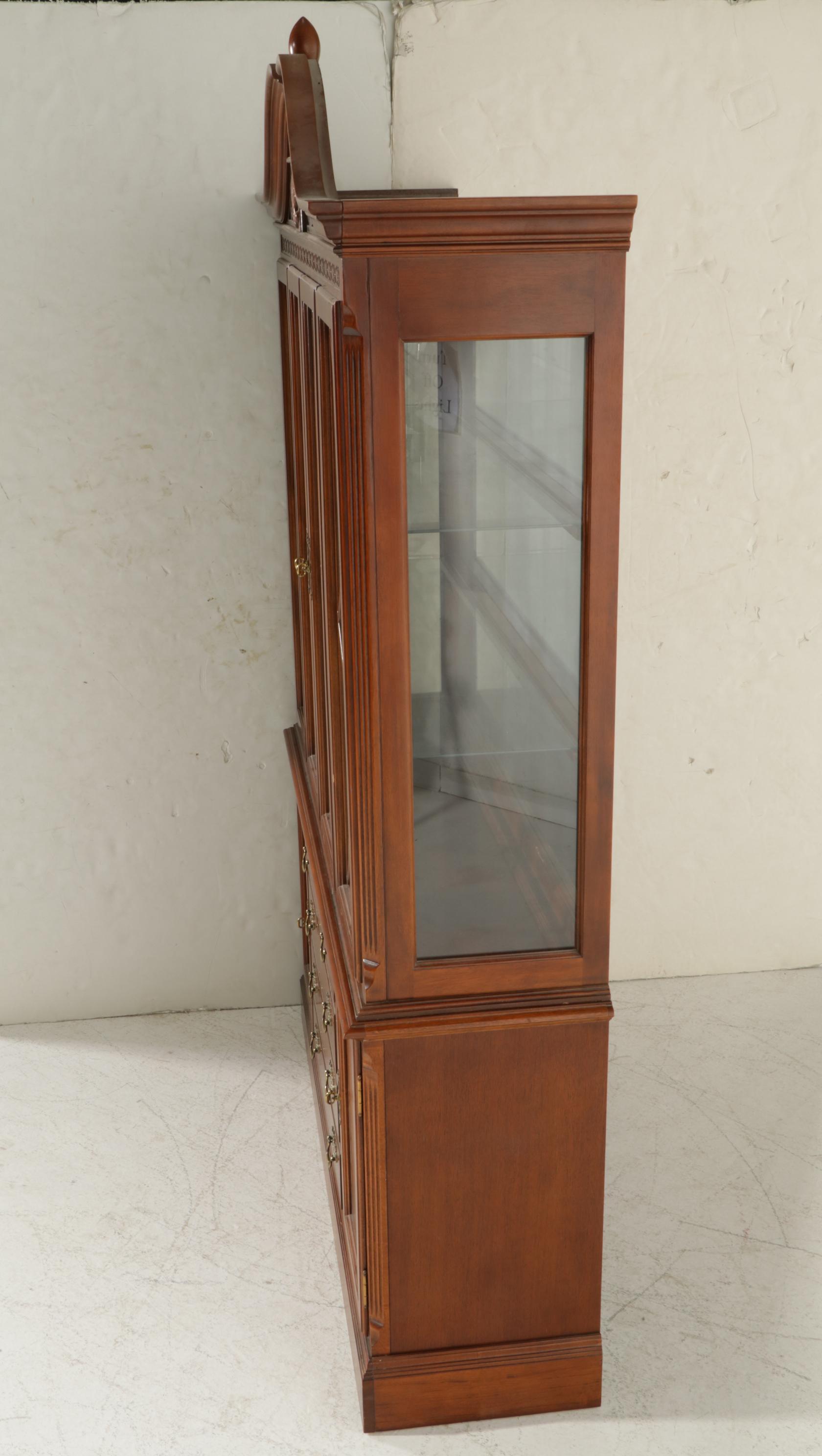 Lexington Furniture Hamilton House Mahogany Illuminated China Cabinet