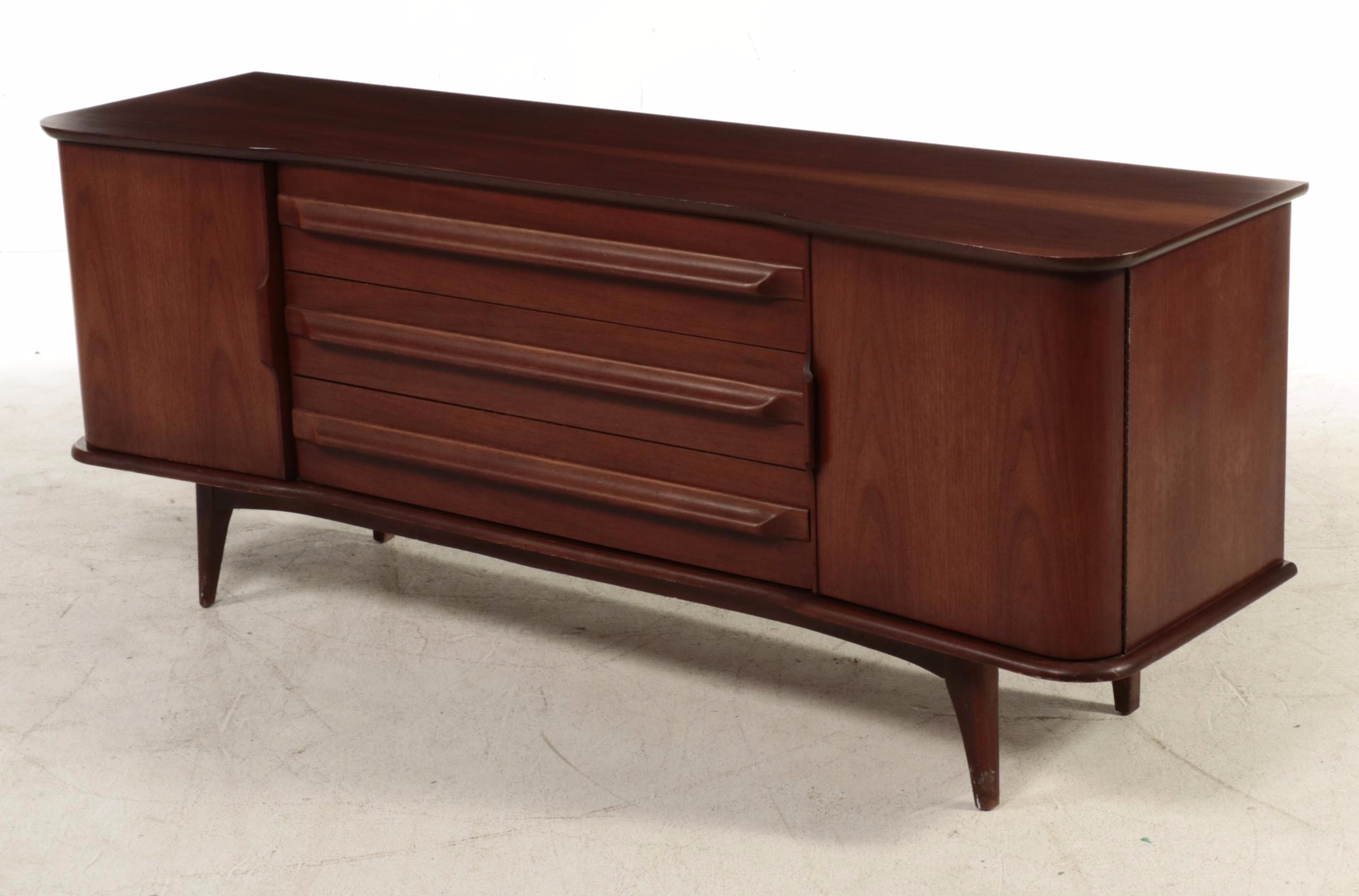 Mid Century Modern Style Walnut Finished Dresser, Mid to Late 20th Century