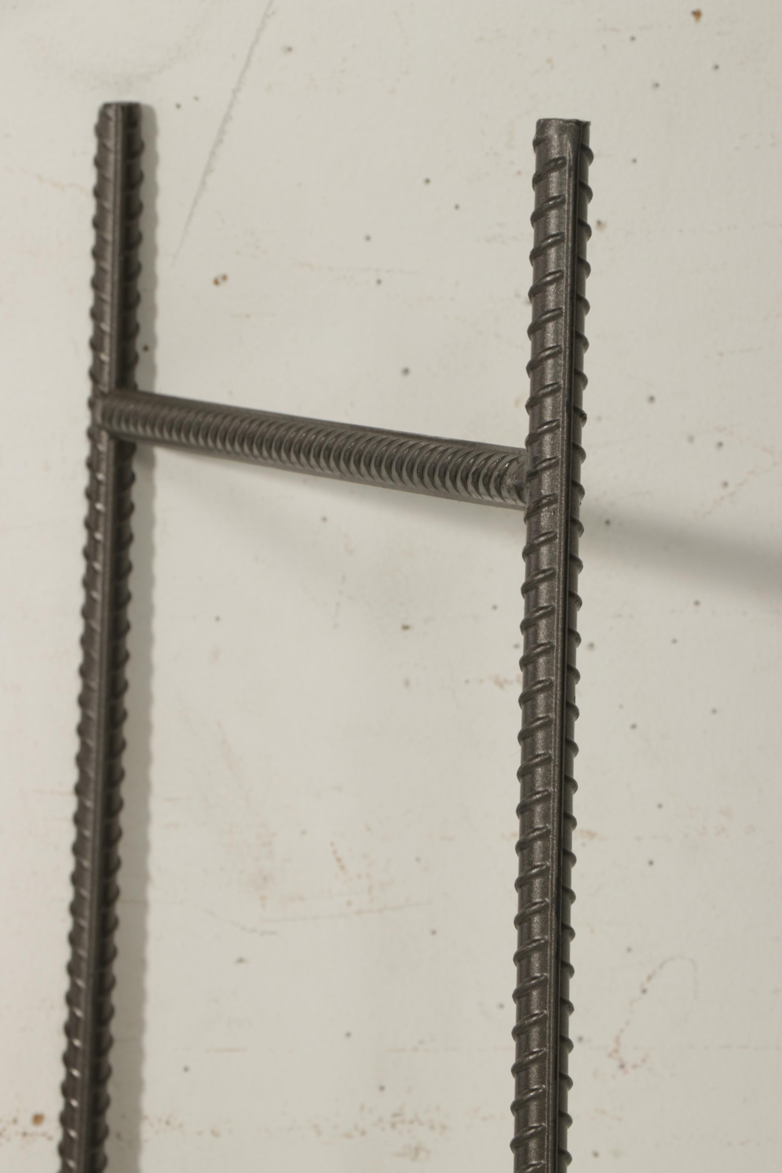 Industrial Style Floor-to-Wall Steel Rebar Magazine/Blanket Rack