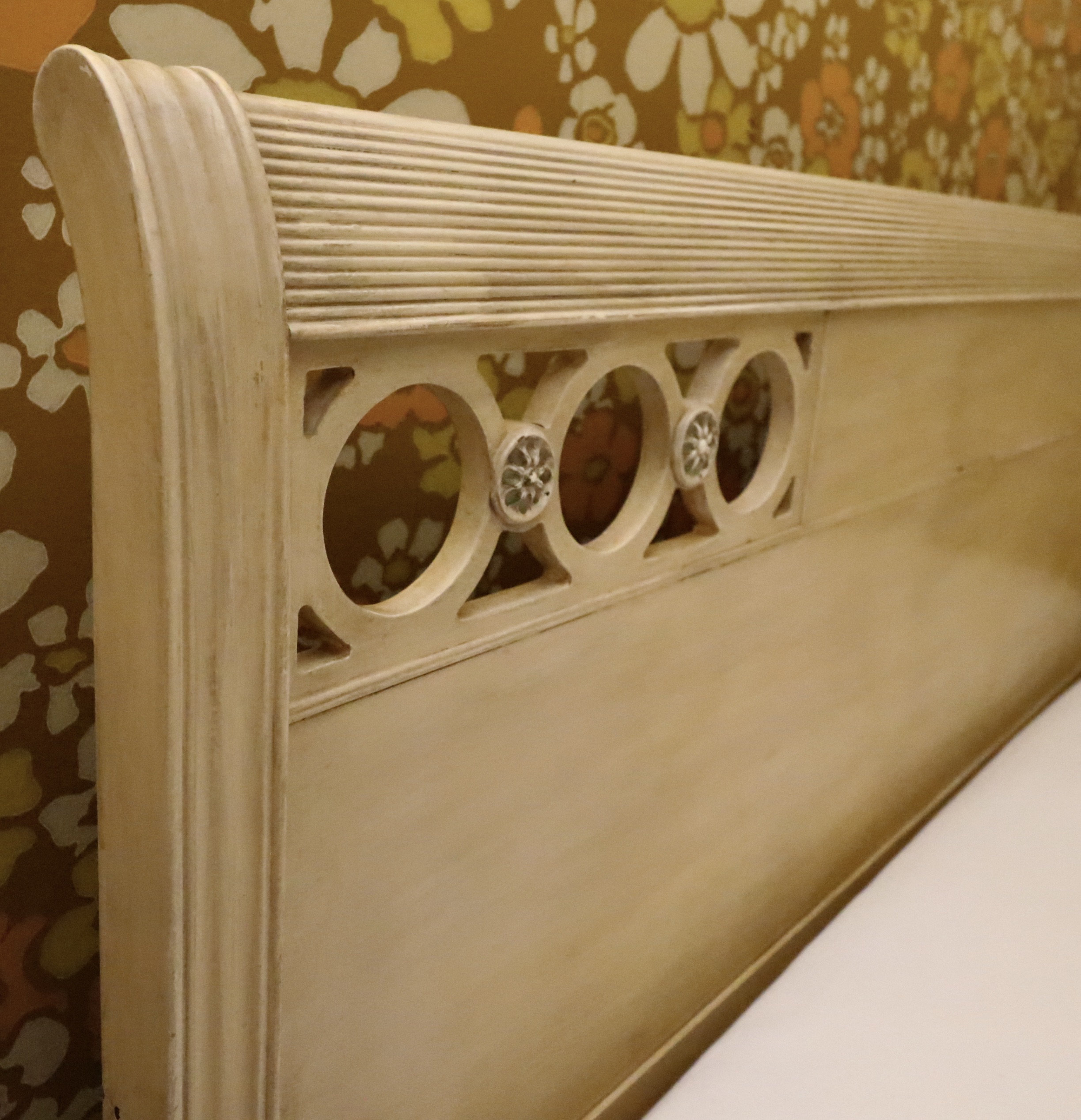 Thomasville Huntley Furniture Painted Full Bed, Vanity and Nightstand