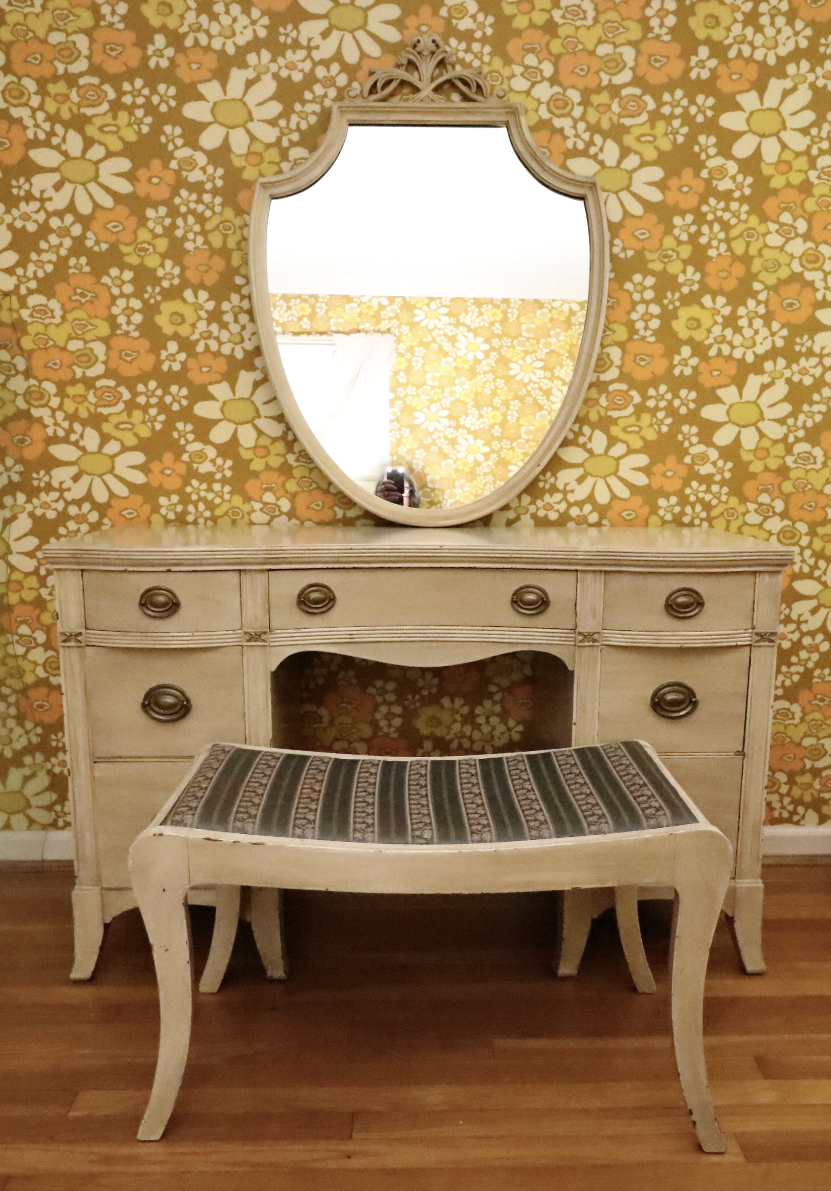 Thomasville Huntley Furniture Painted Full Bed, Vanity and Nightstand