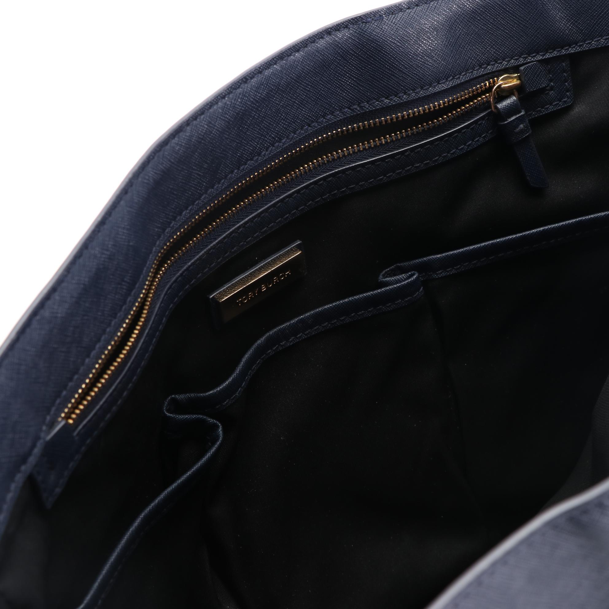 Tory Burch Robinson Tote in Leather and Dooney & Bourke Nylon Crossbody Bag