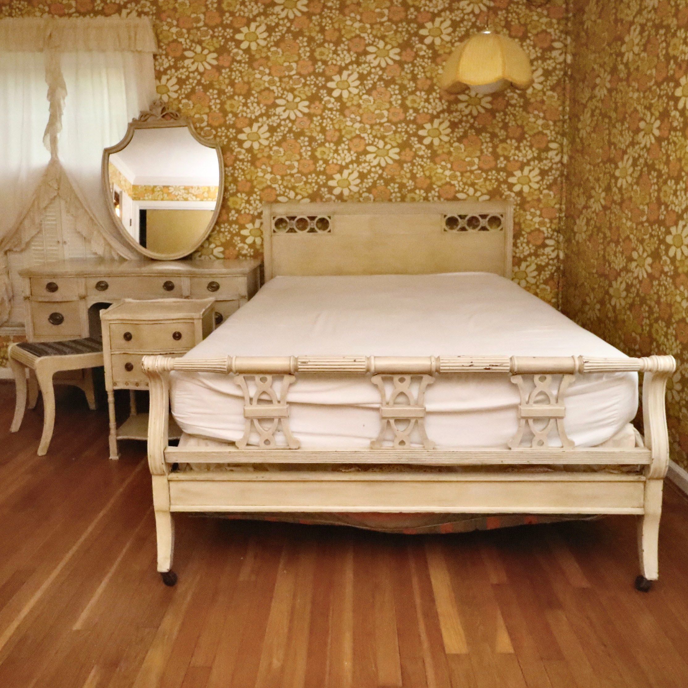 Thomasville Huntley Furniture Painted Full Bed, Vanity and Nightstand