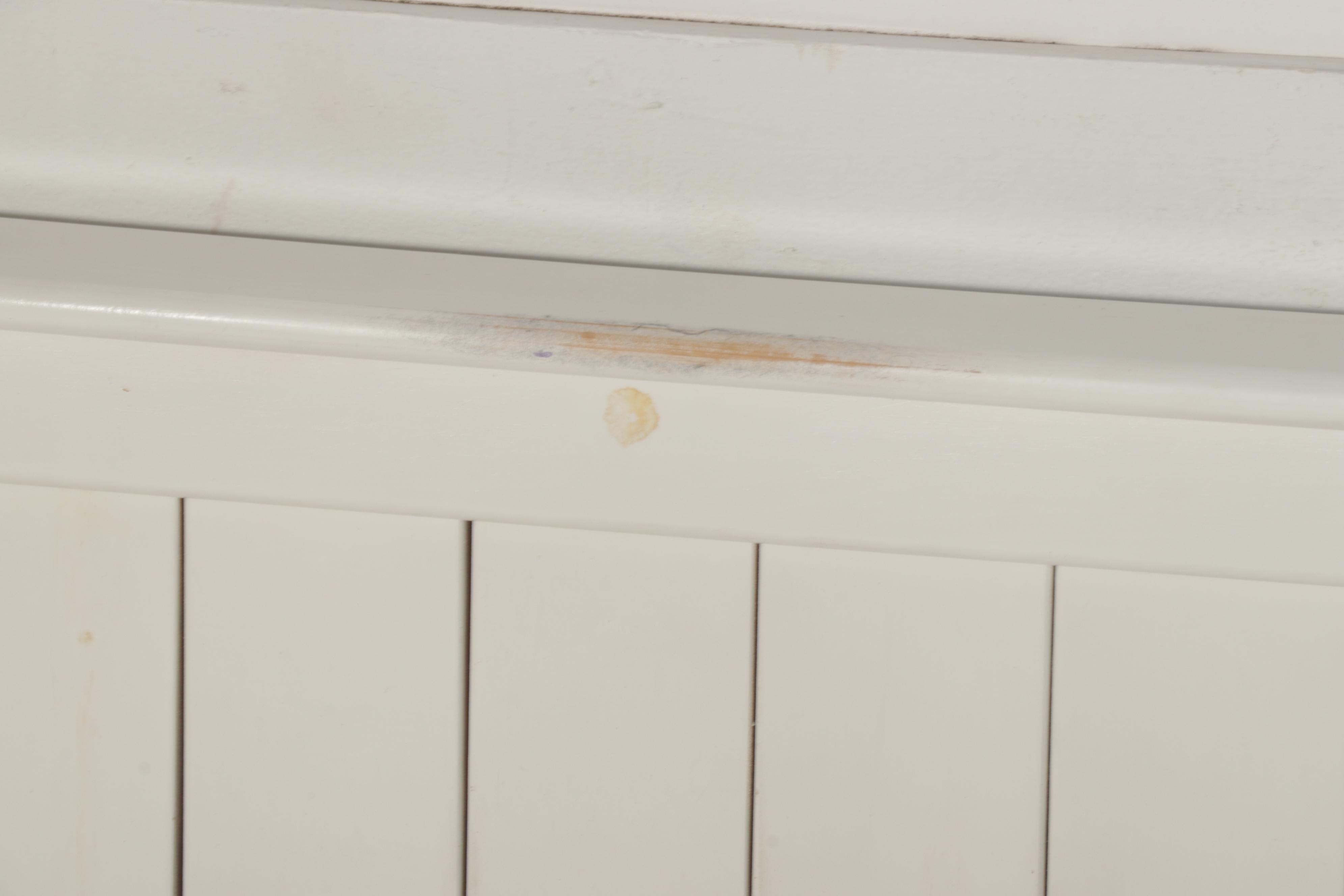 Farmhouse Style Painted Slat-Wood and Ball Finial Queen Size Bed