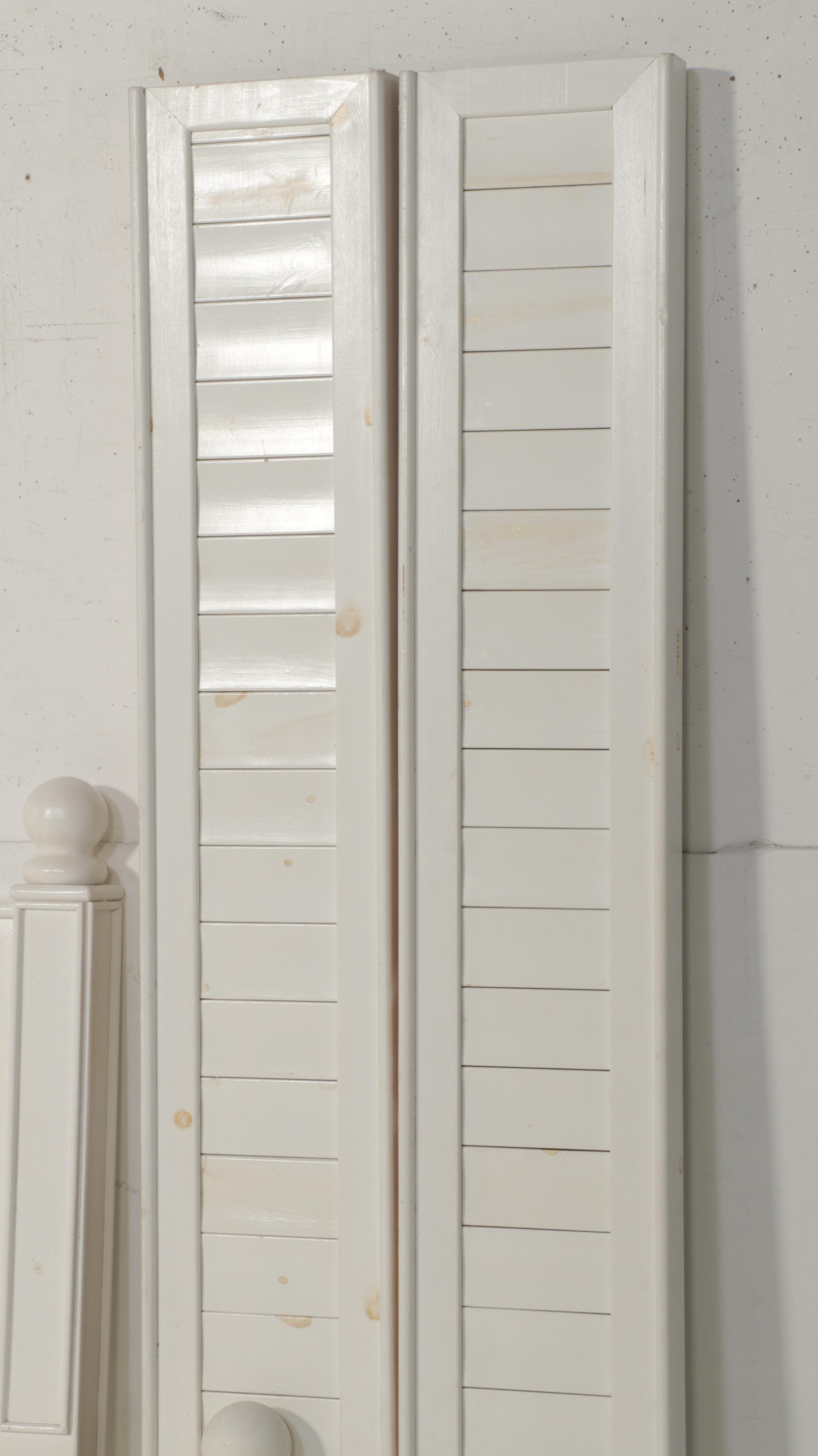 Farmhouse Style Painted Slat-Wood and Ball Finial Queen Size Bed