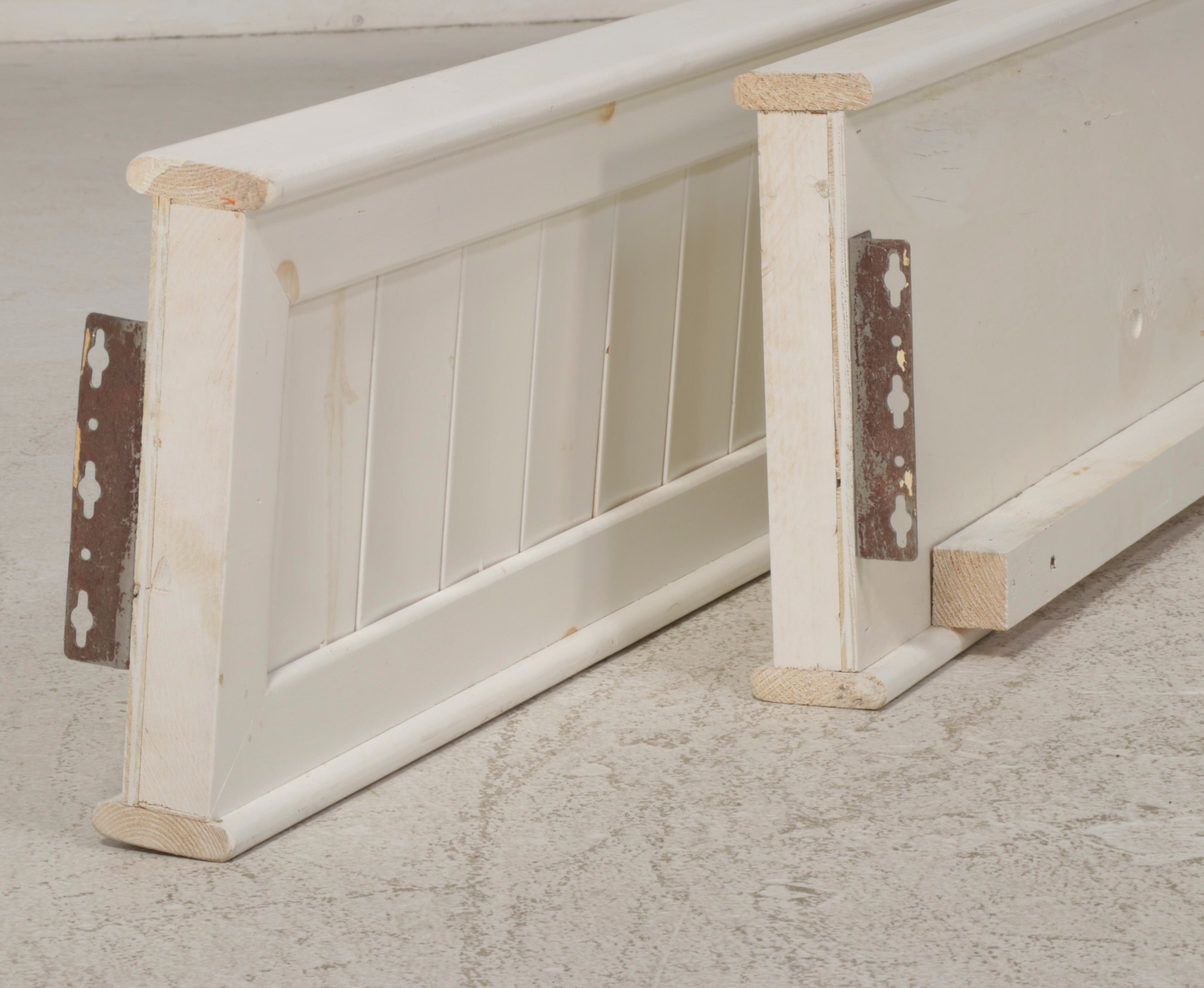 Farmhouse Style Painted Slat-Wood and Ball Finial Queen Size Bed