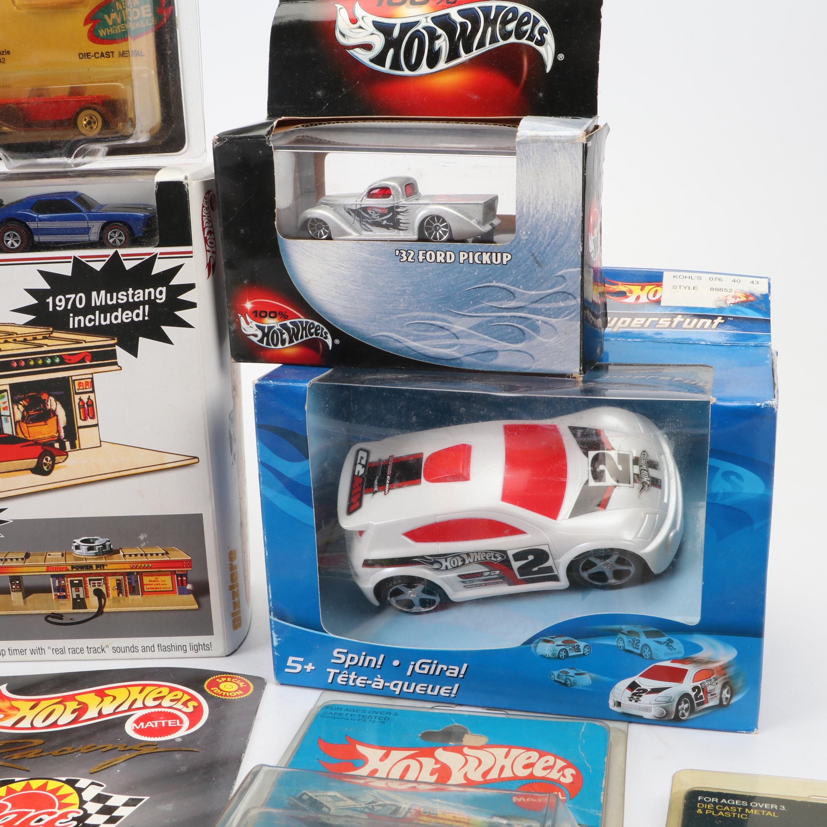 Hot Wheels Sizzlers Power Pit with Toy Cars Including '31 Doozie