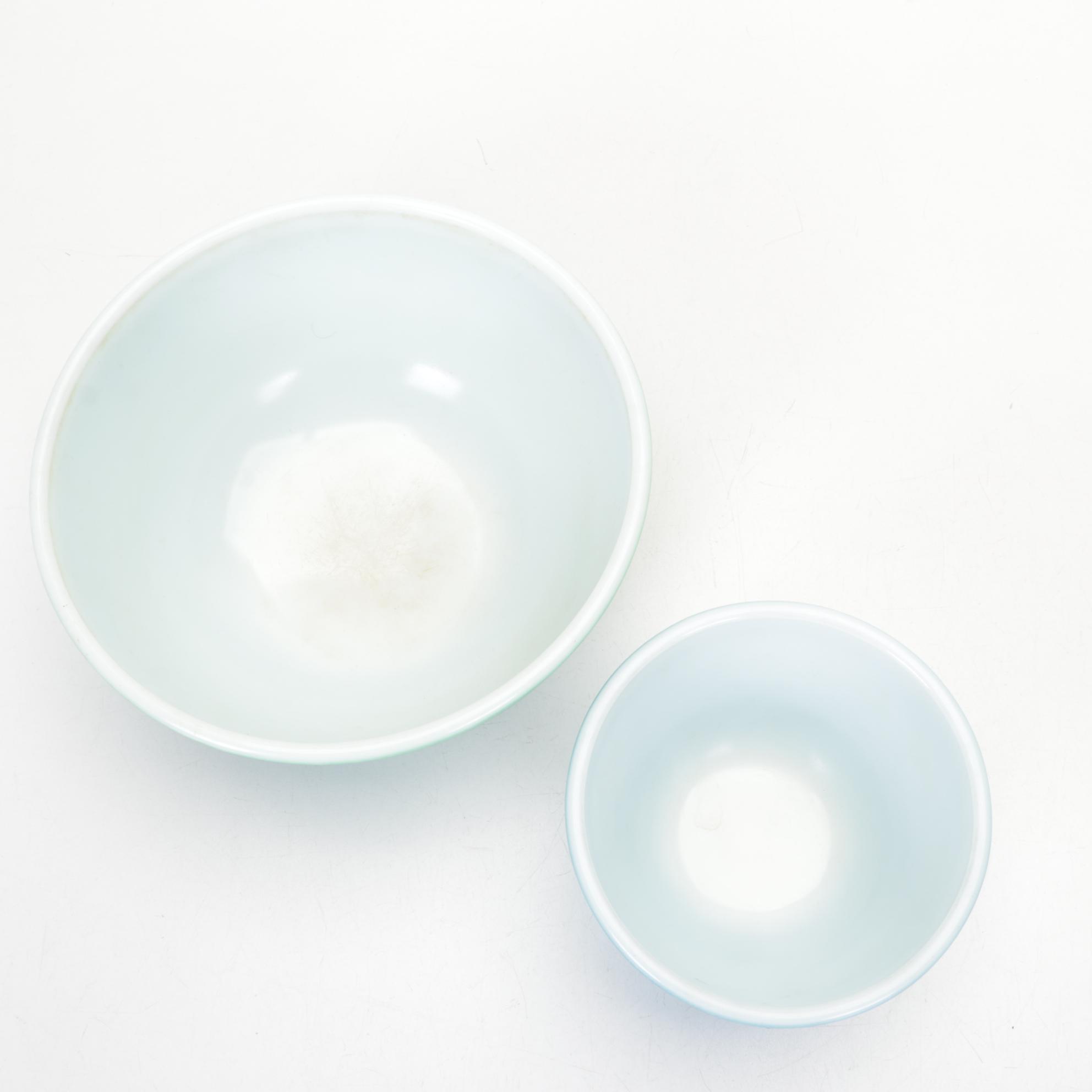 Pyrex "Primary Colors" Mixing Bowls with Needlepoint and Applique Towels