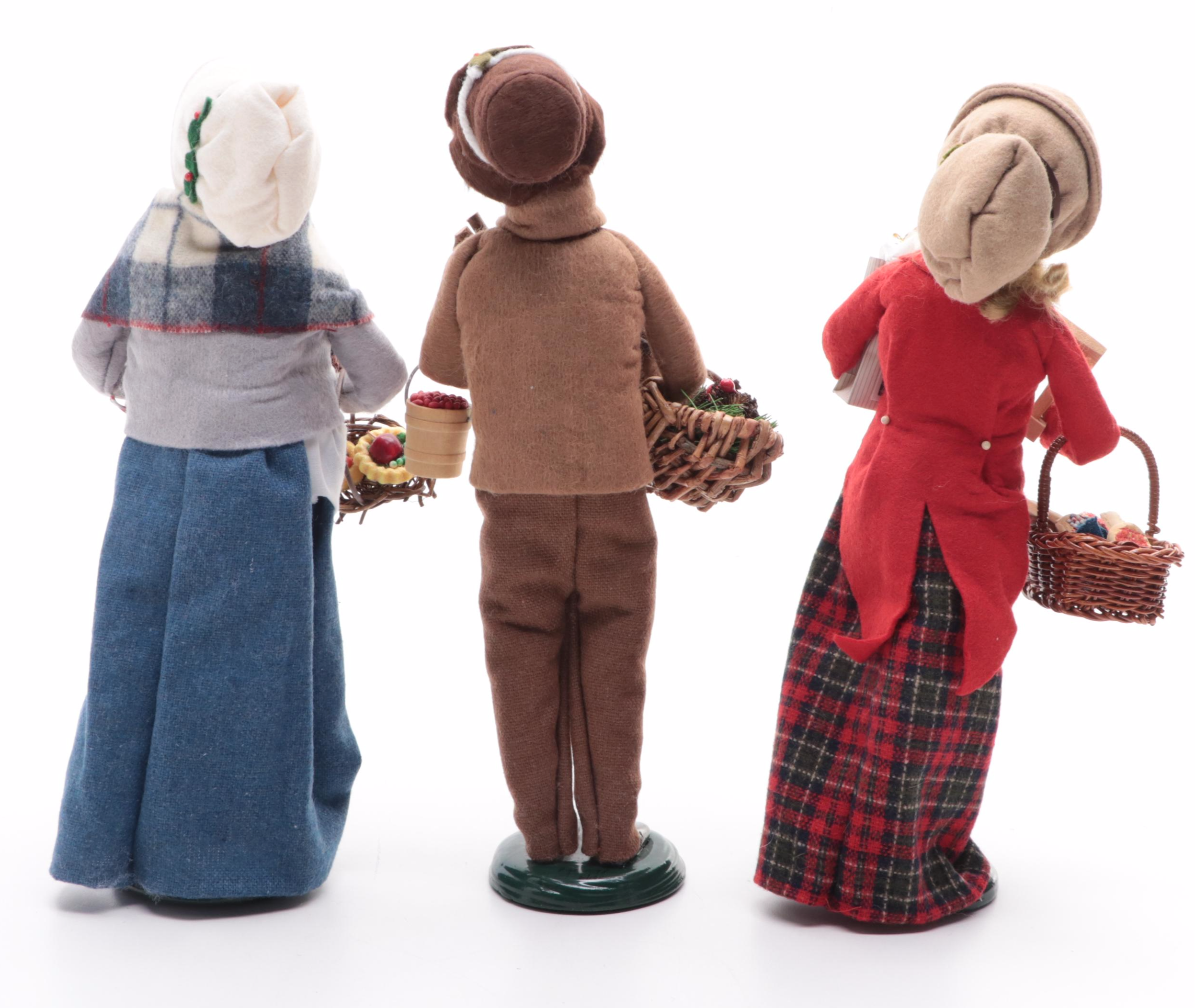 Byers' Choice "The Carolers" Figurines with Seasonal Miniature Streetlight