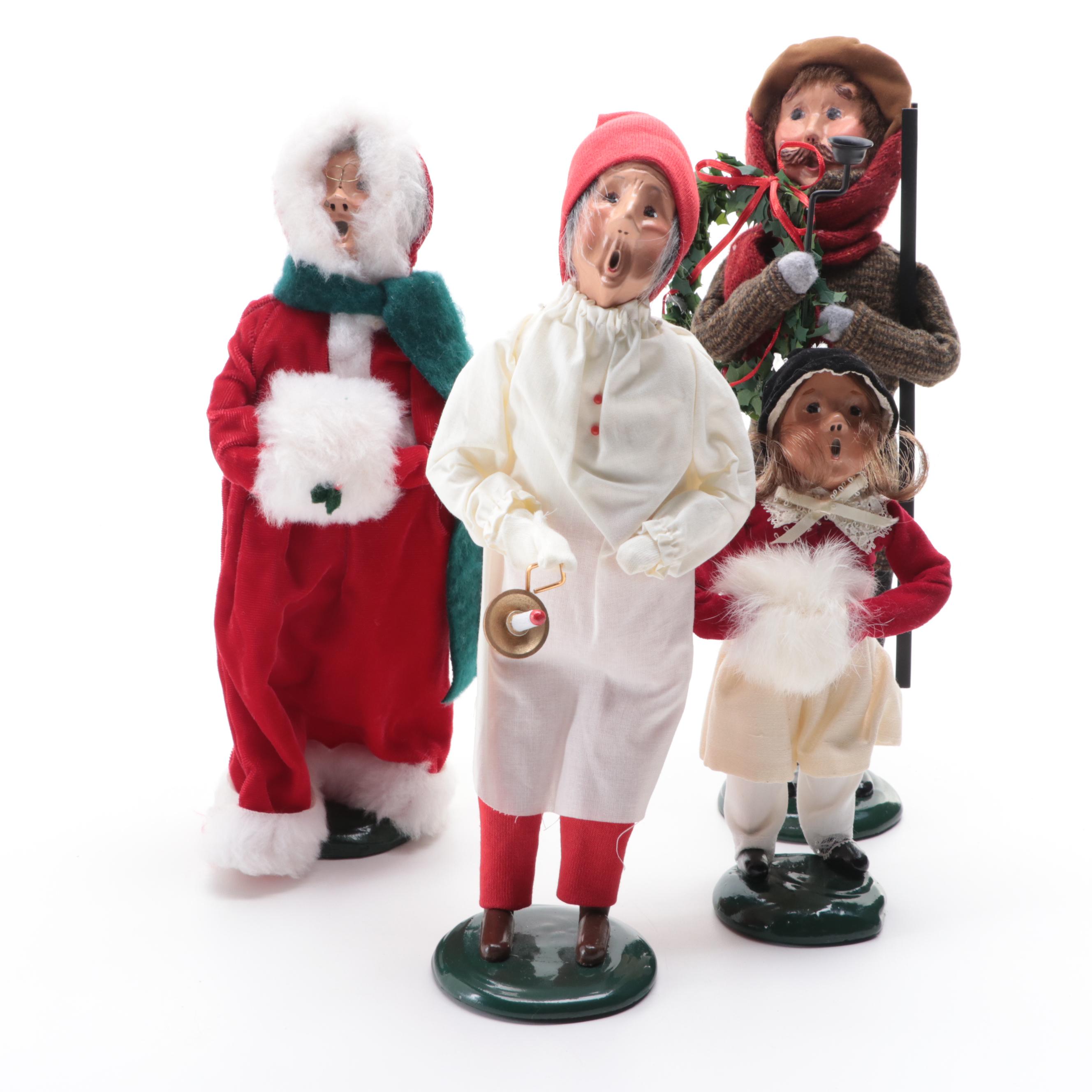 Byers' Choice "The Carolers" Figurines with Seasonal Miniature Streetlight