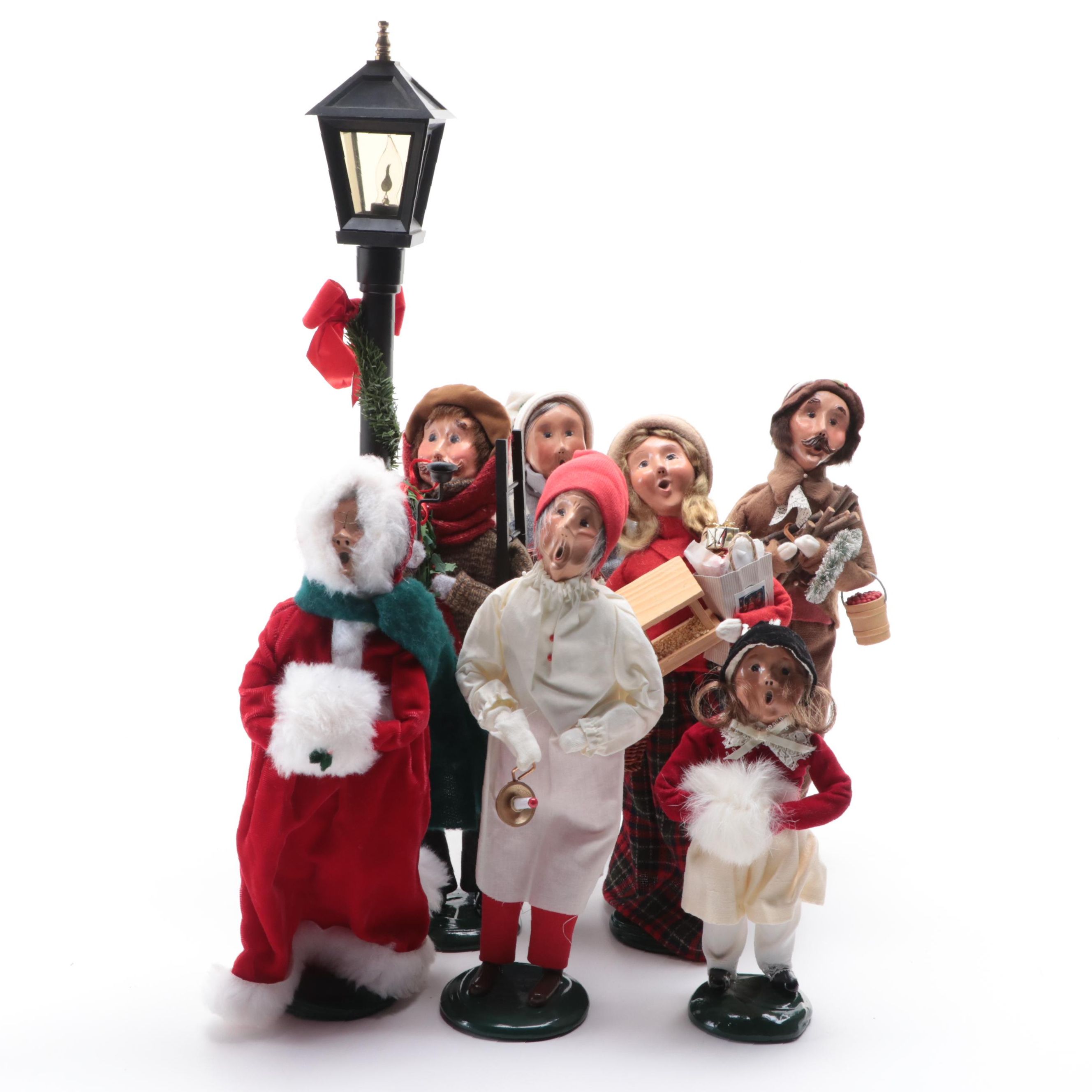 Byers' Choice "The Carolers" Figurines with Seasonal Miniature Streetlight