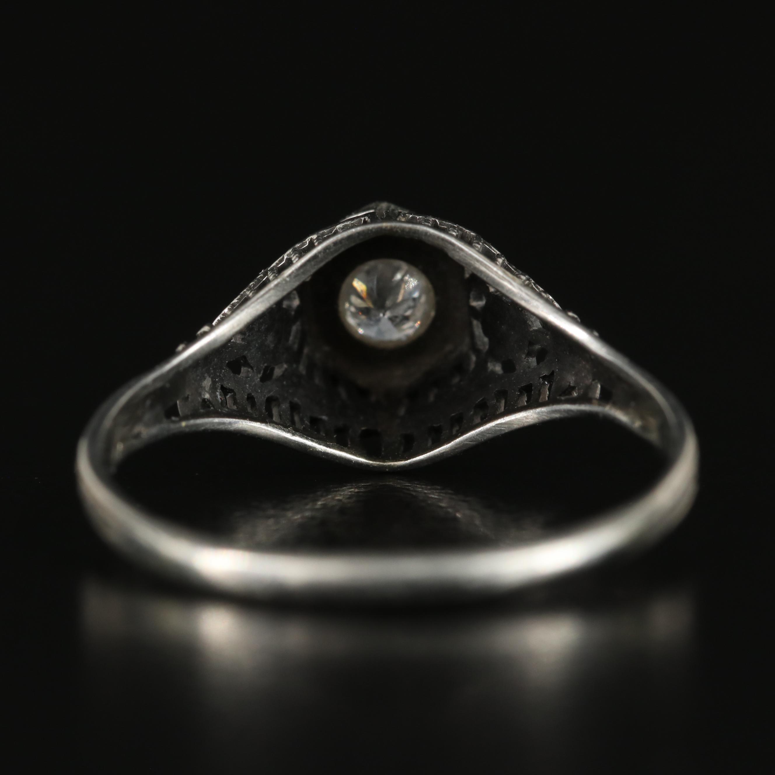 Vintage 18K 0.10 CT Diamond Ring