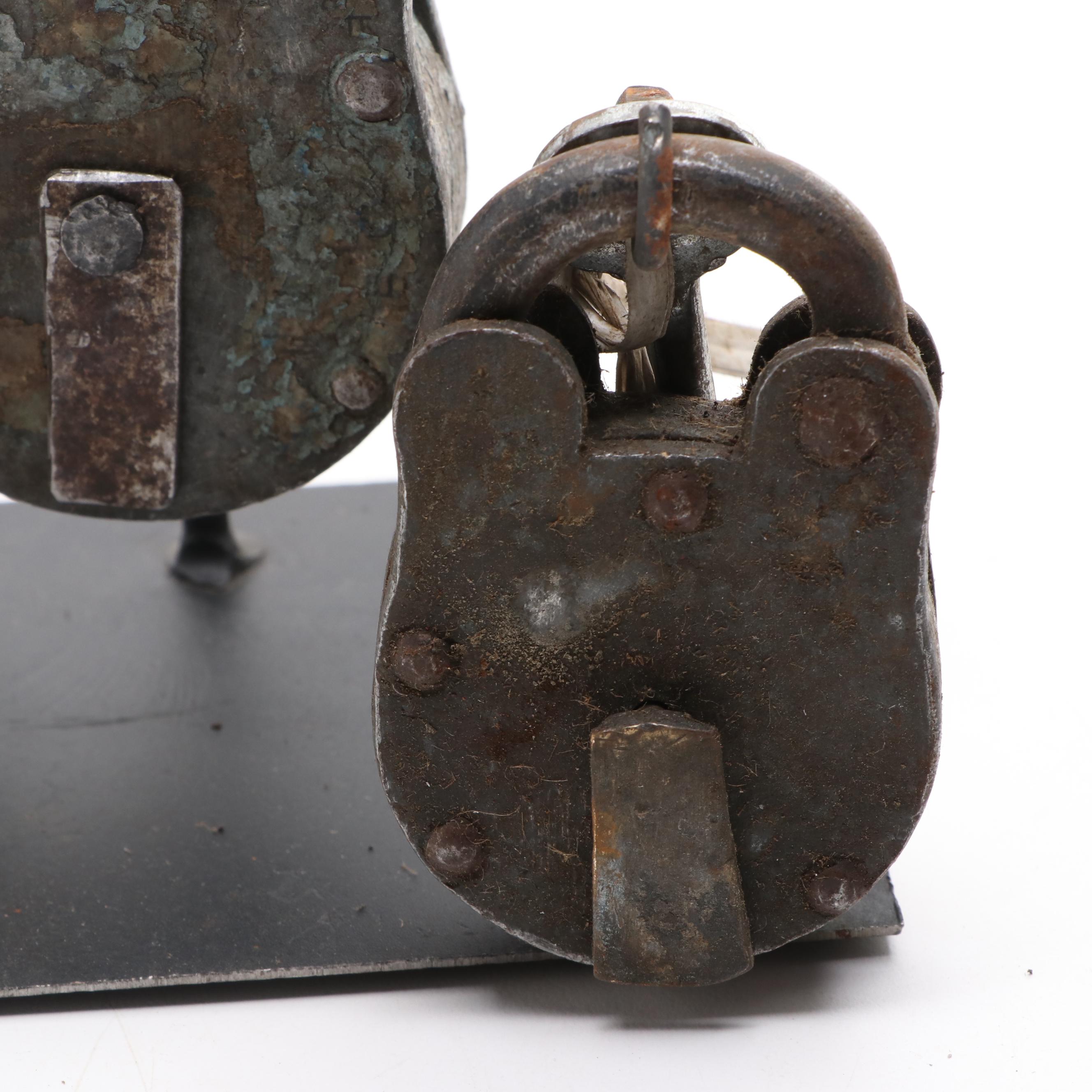 Metal Padlocks and Keys with Stand