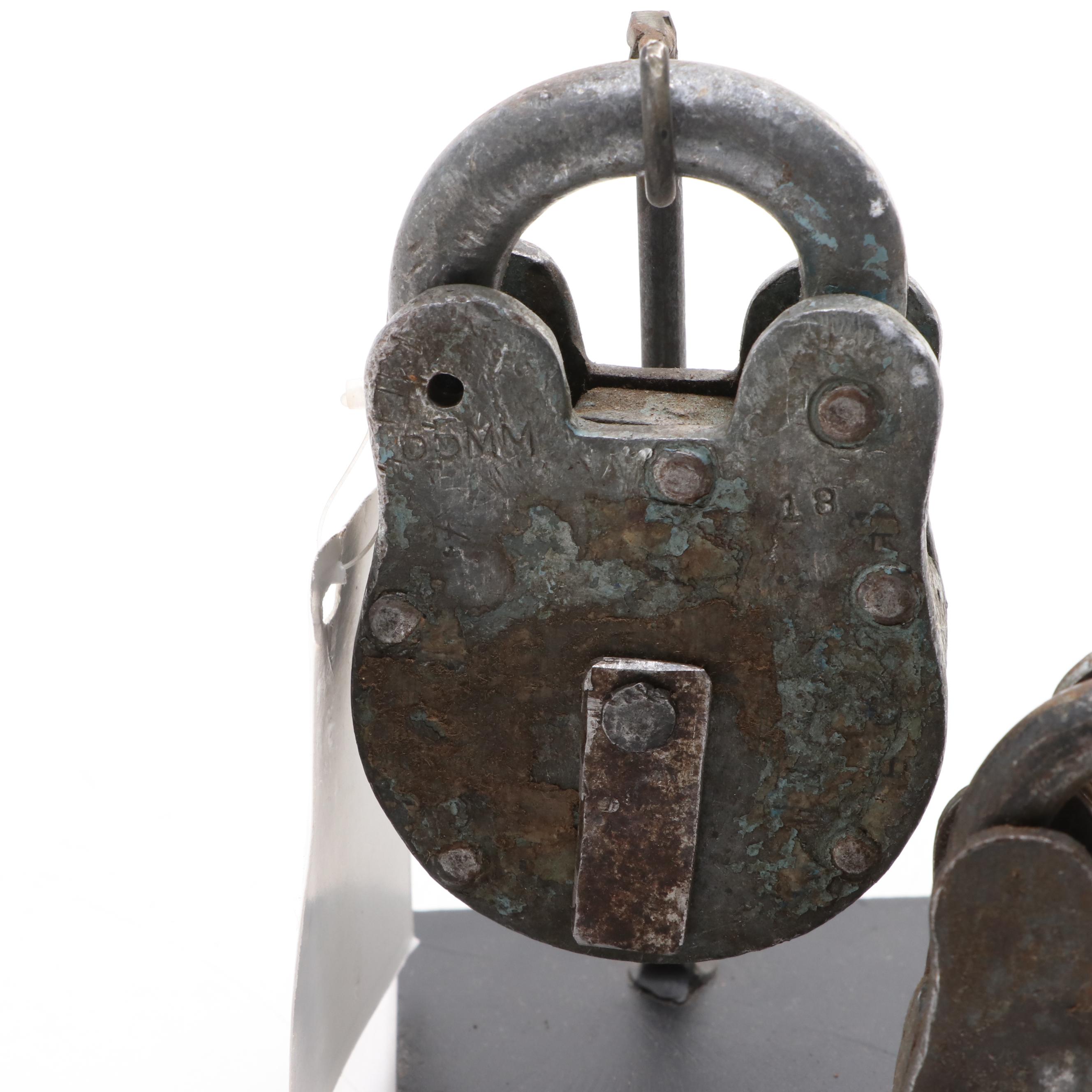 Metal Padlocks and Keys with Stand