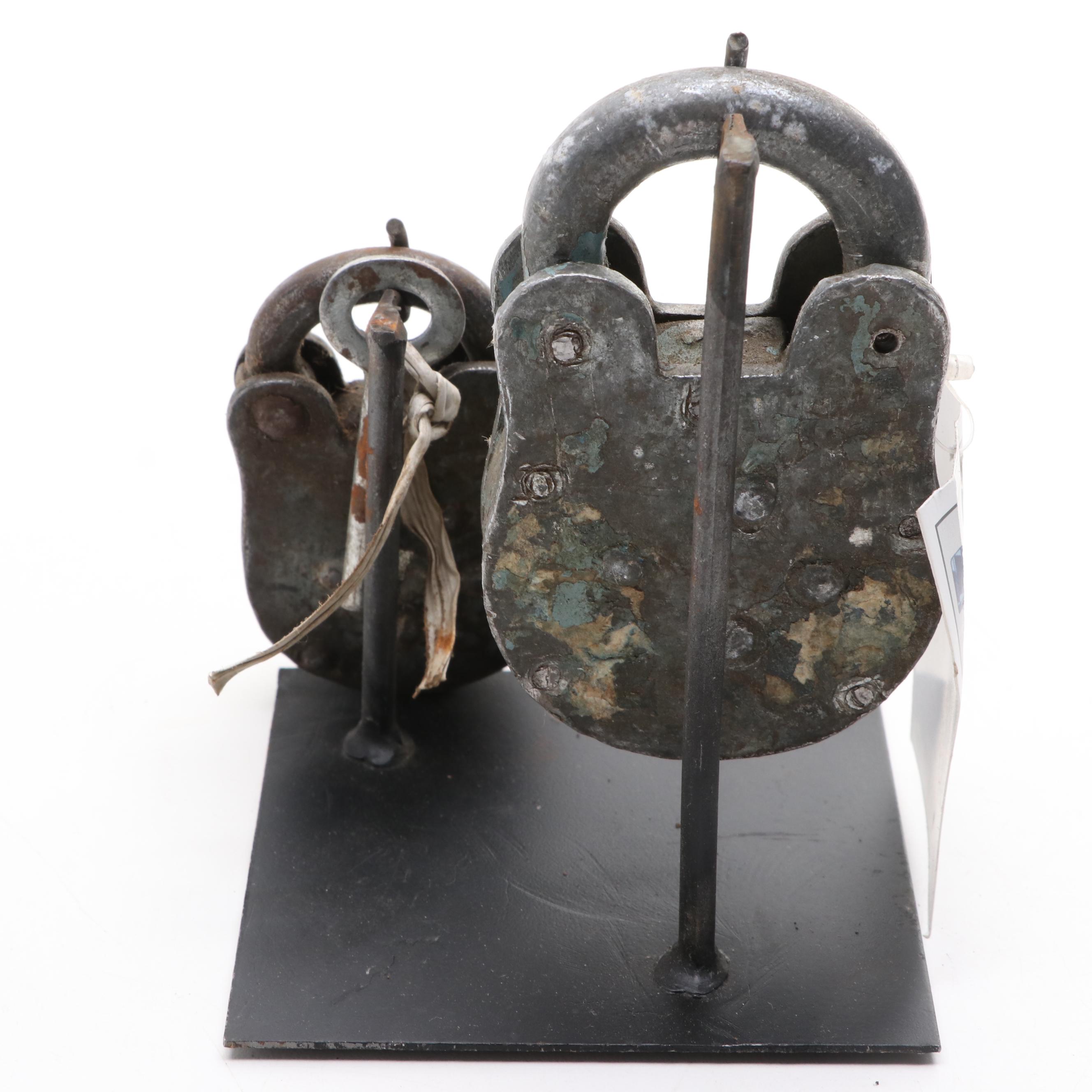 Metal Padlocks and Keys with Stand