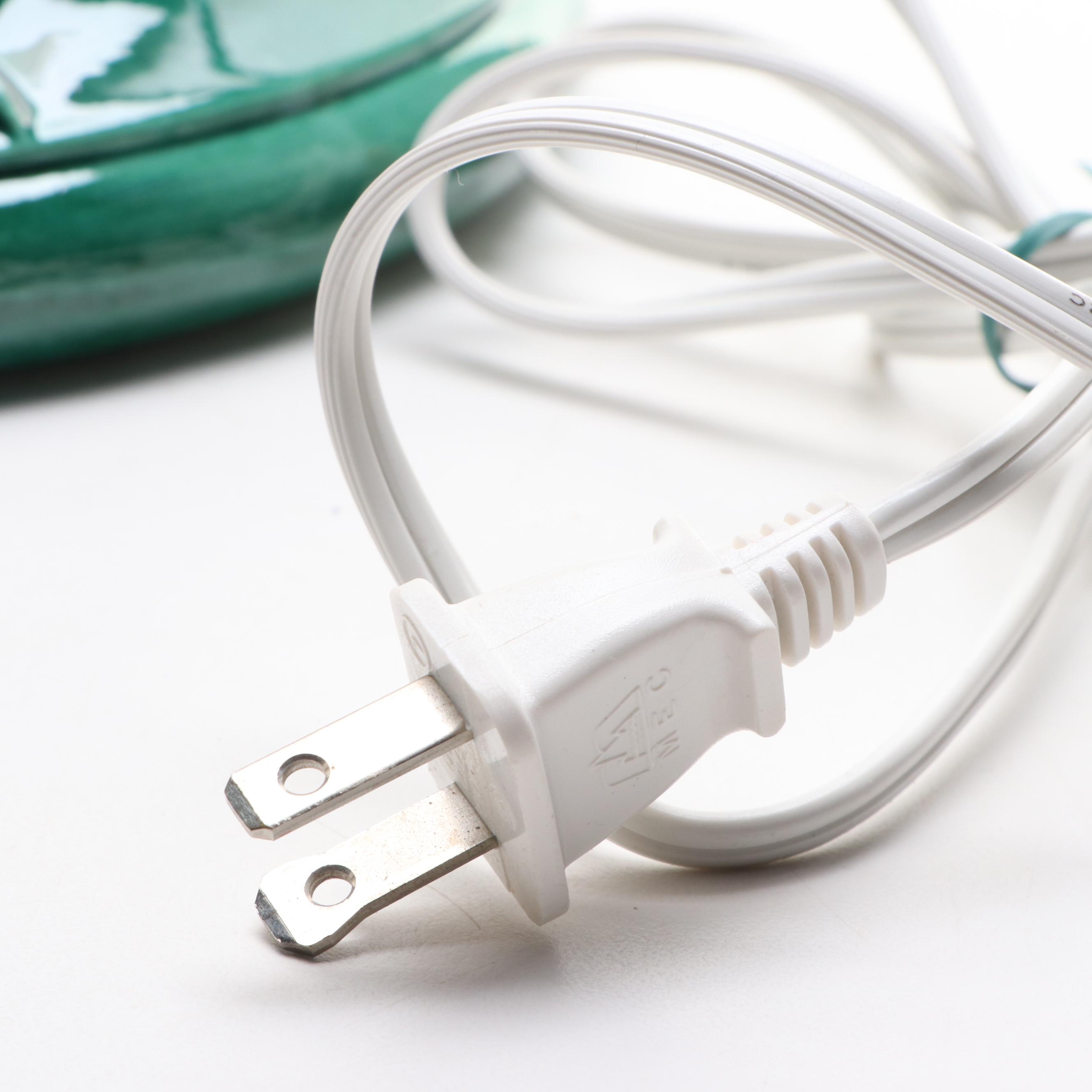 Decorated Christmas Tree, Santa Oil Lamp, and More Seasonal Décor