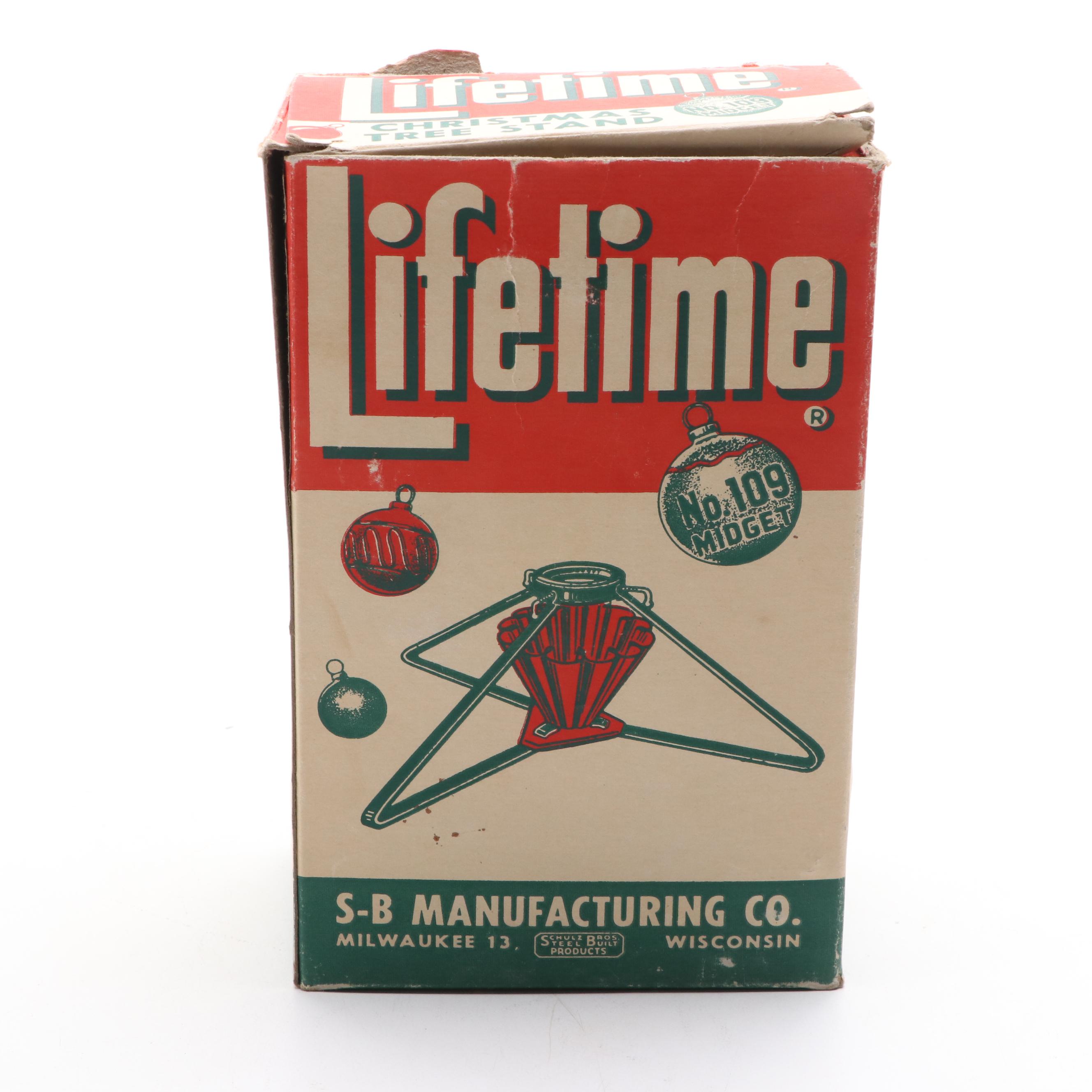 Decorated Christmas Tree, Santa Oil Lamp, and More Seasonal Décor