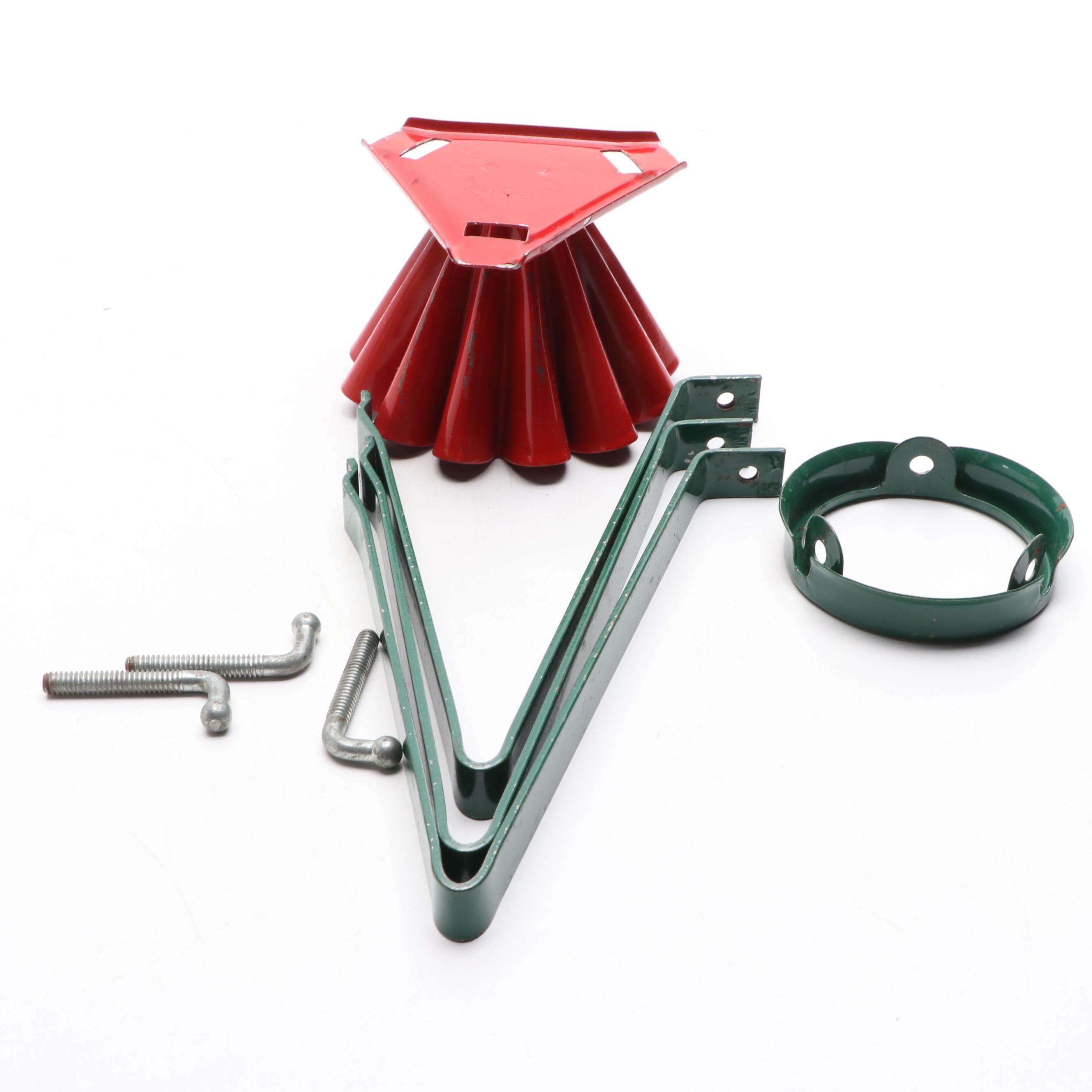 Decorated Christmas Tree, Santa Oil Lamp, and More Seasonal Décor