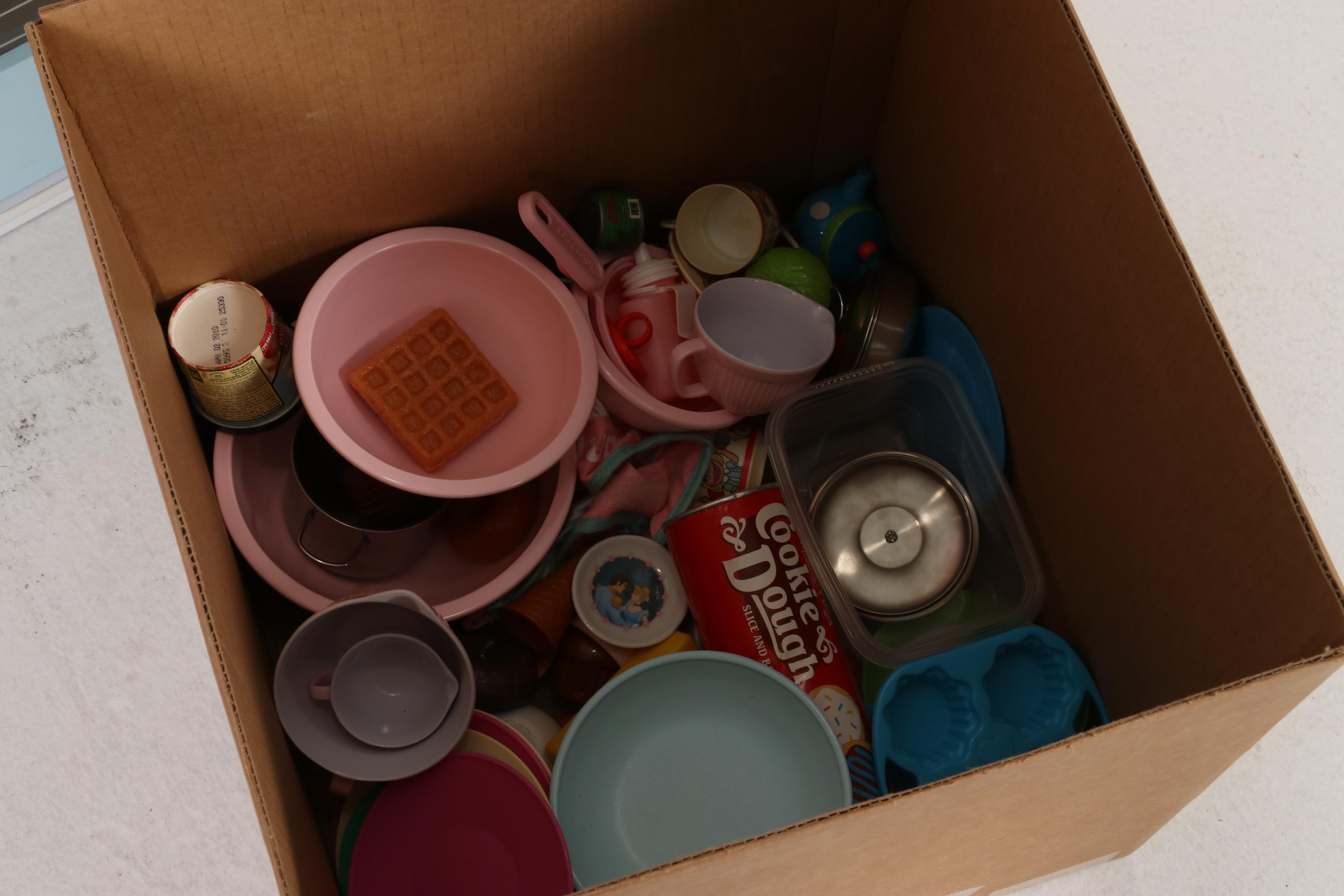 KidKraft Pretend Play Kitchen with Food and Other Accessories EBTH