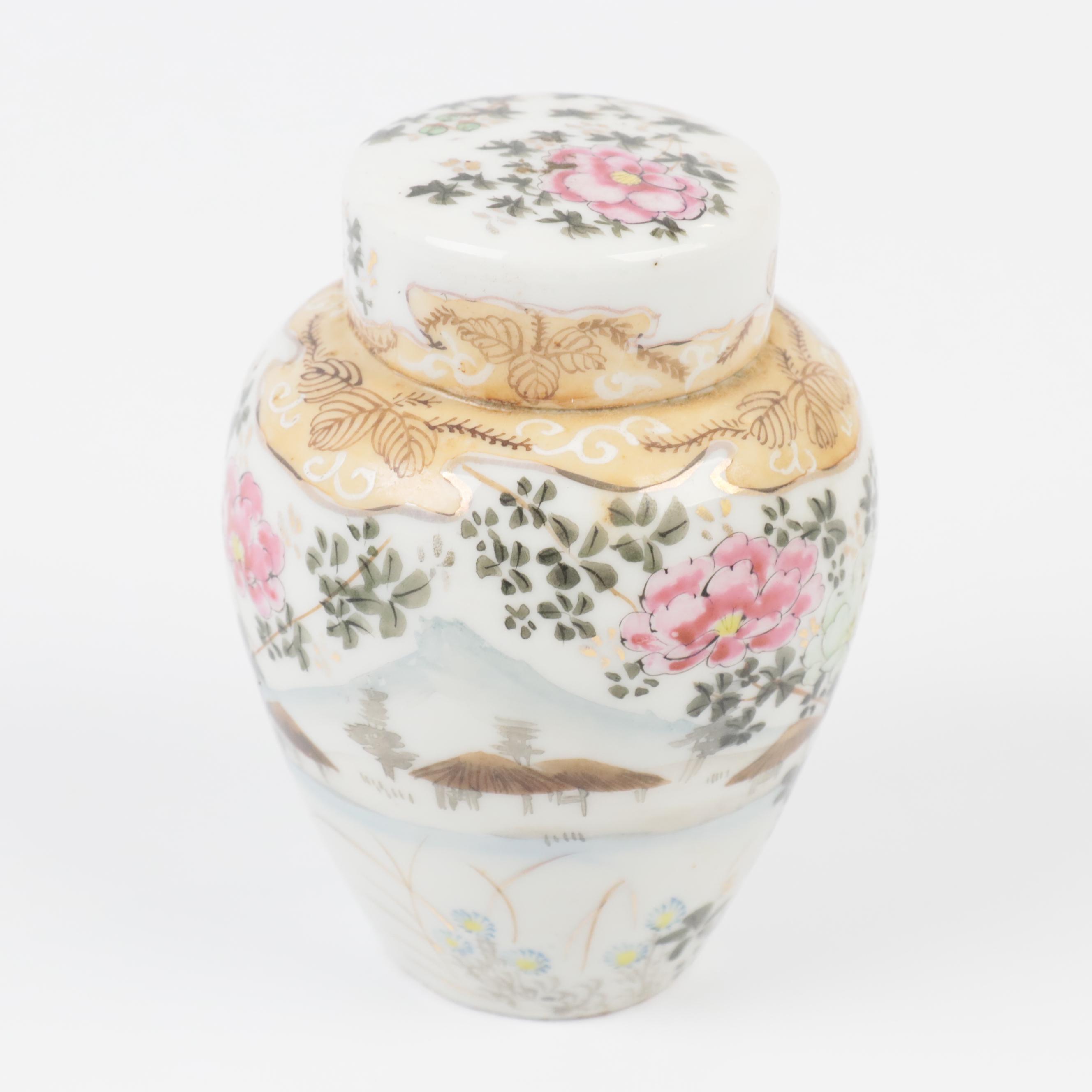 Japanese Tea Jar With Rice Bowl and Hand-Carved Carnelian Agate Frogs