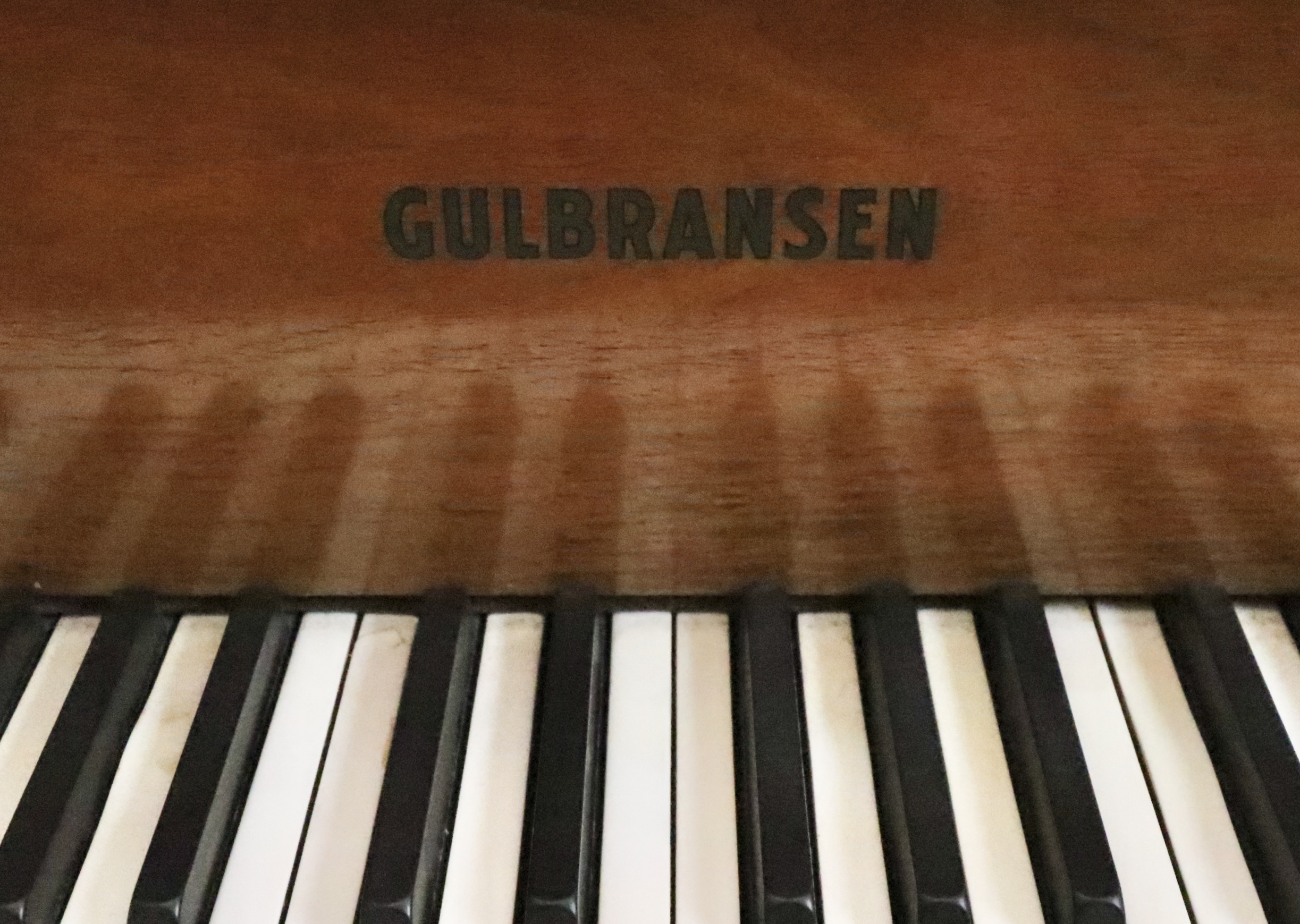Gulbransen Super Scale Walnut Grand Piano