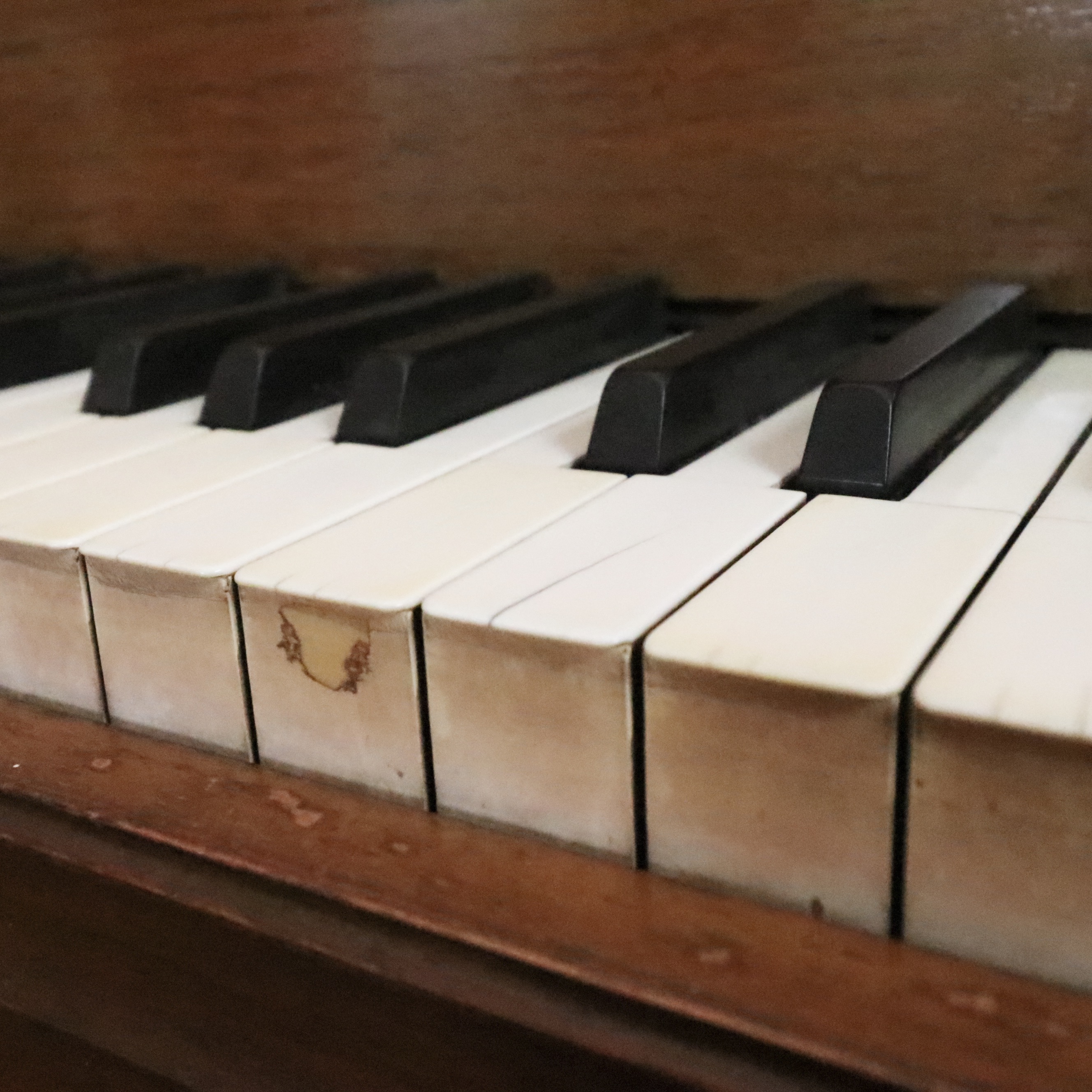 Gulbransen Super Scale Walnut Grand Piano