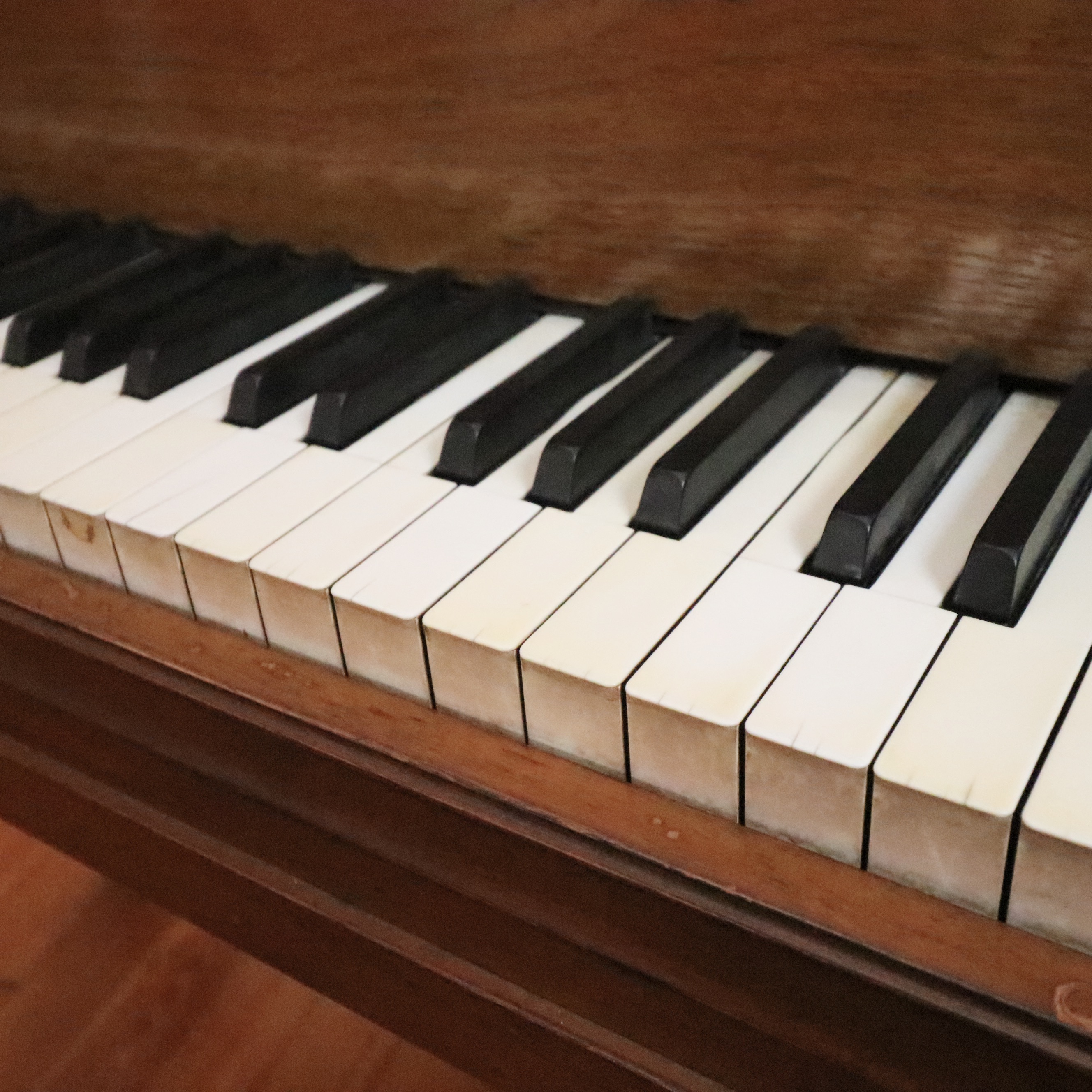 Gulbransen Super Scale Walnut Grand Piano