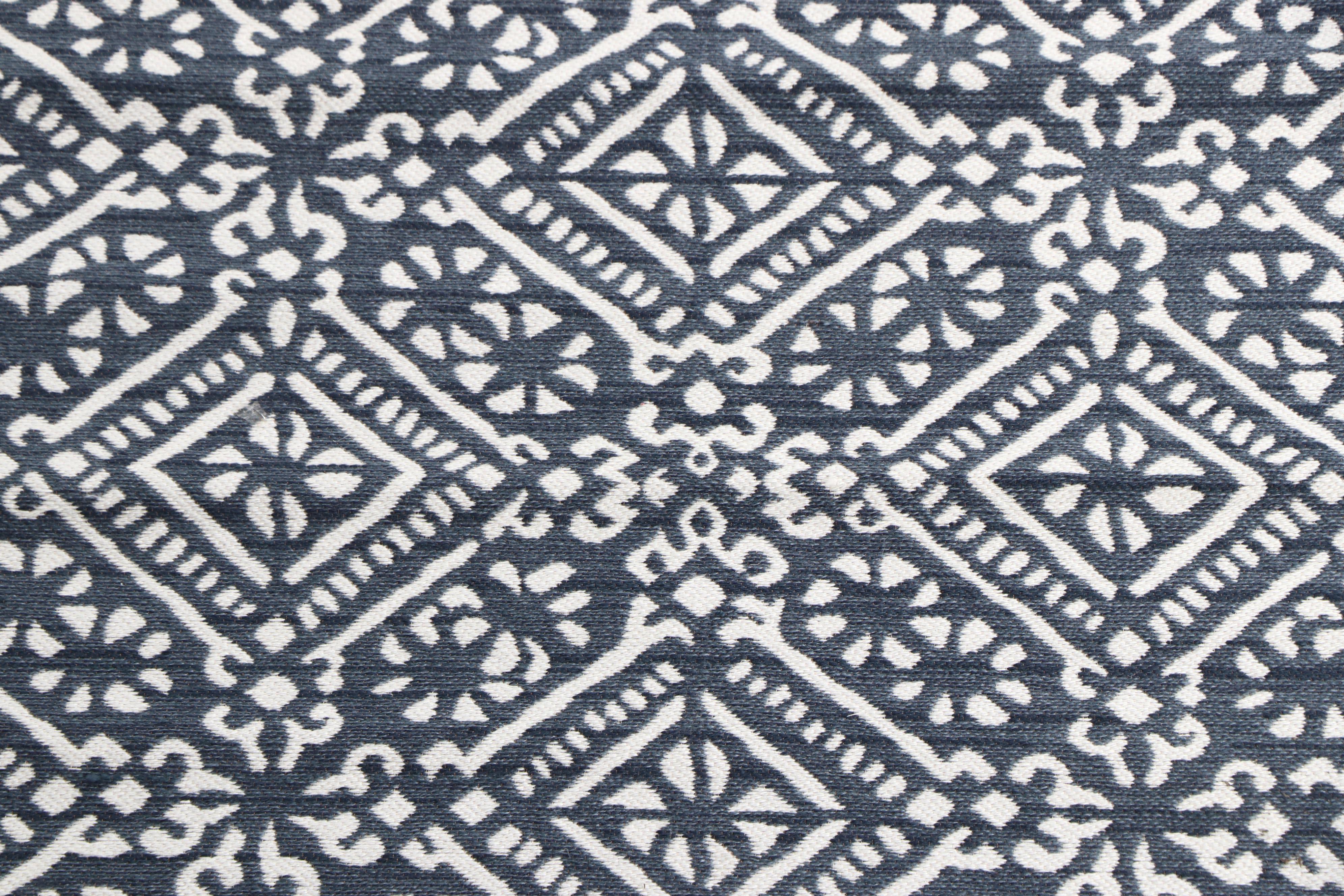 5'3 x 7'1 Machine Made Target Indigo and White Area Rug EBTH