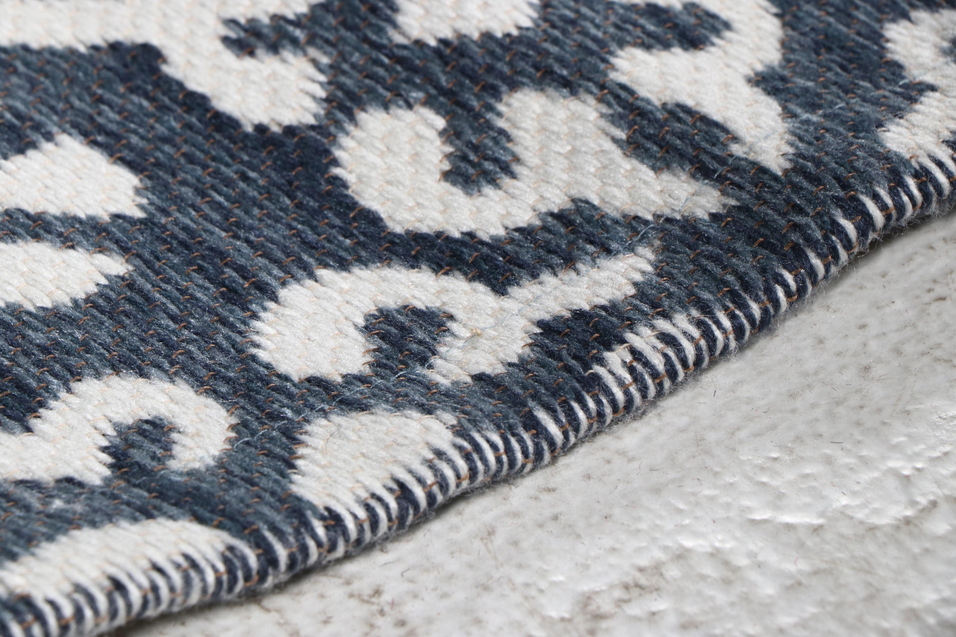 5'3 x 7'1 Machine Made Target Indigo and White Area Rug EBTH