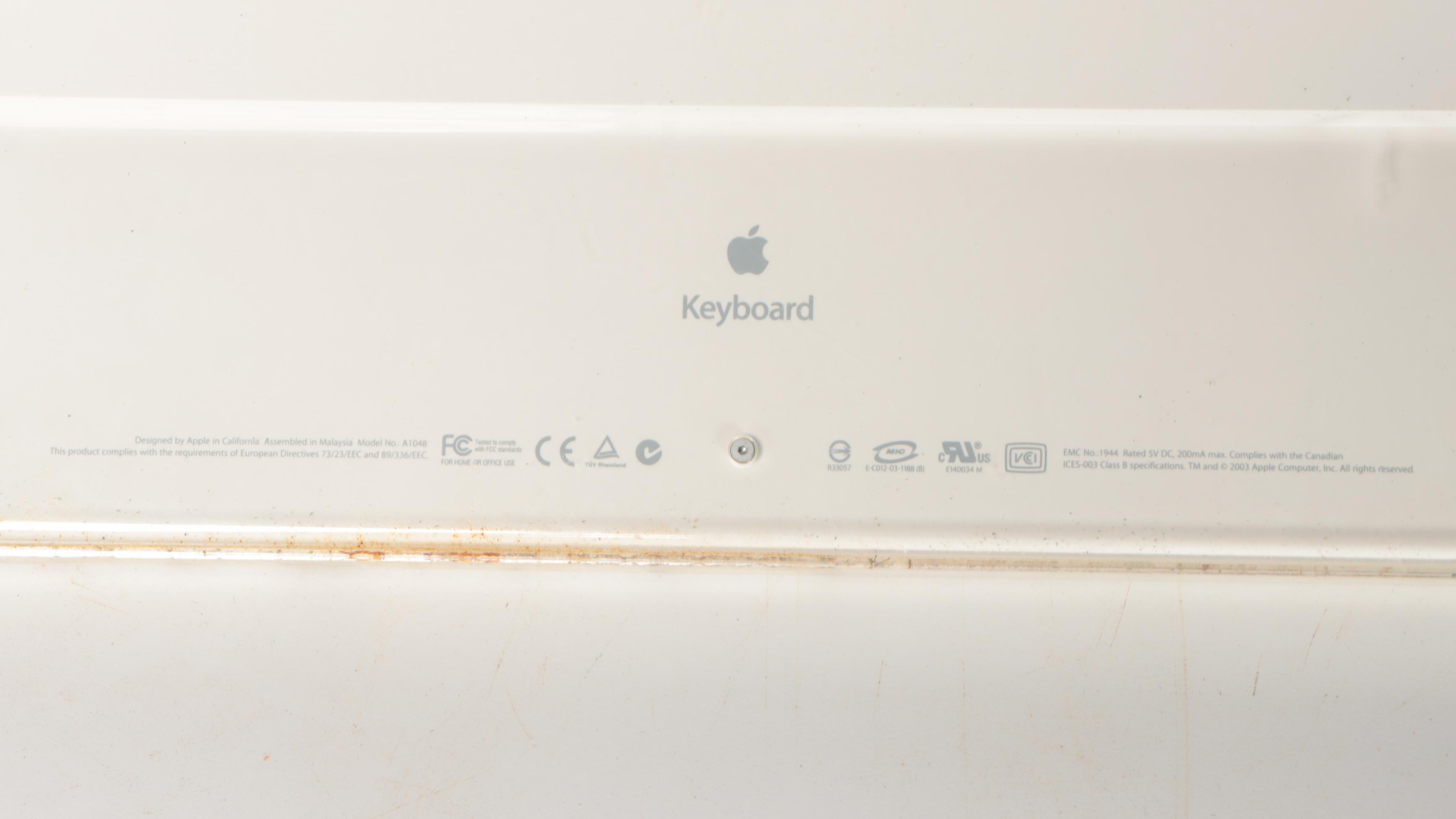 Apple iMac Desktop Computer with Keyboard, Mouse, Speakers