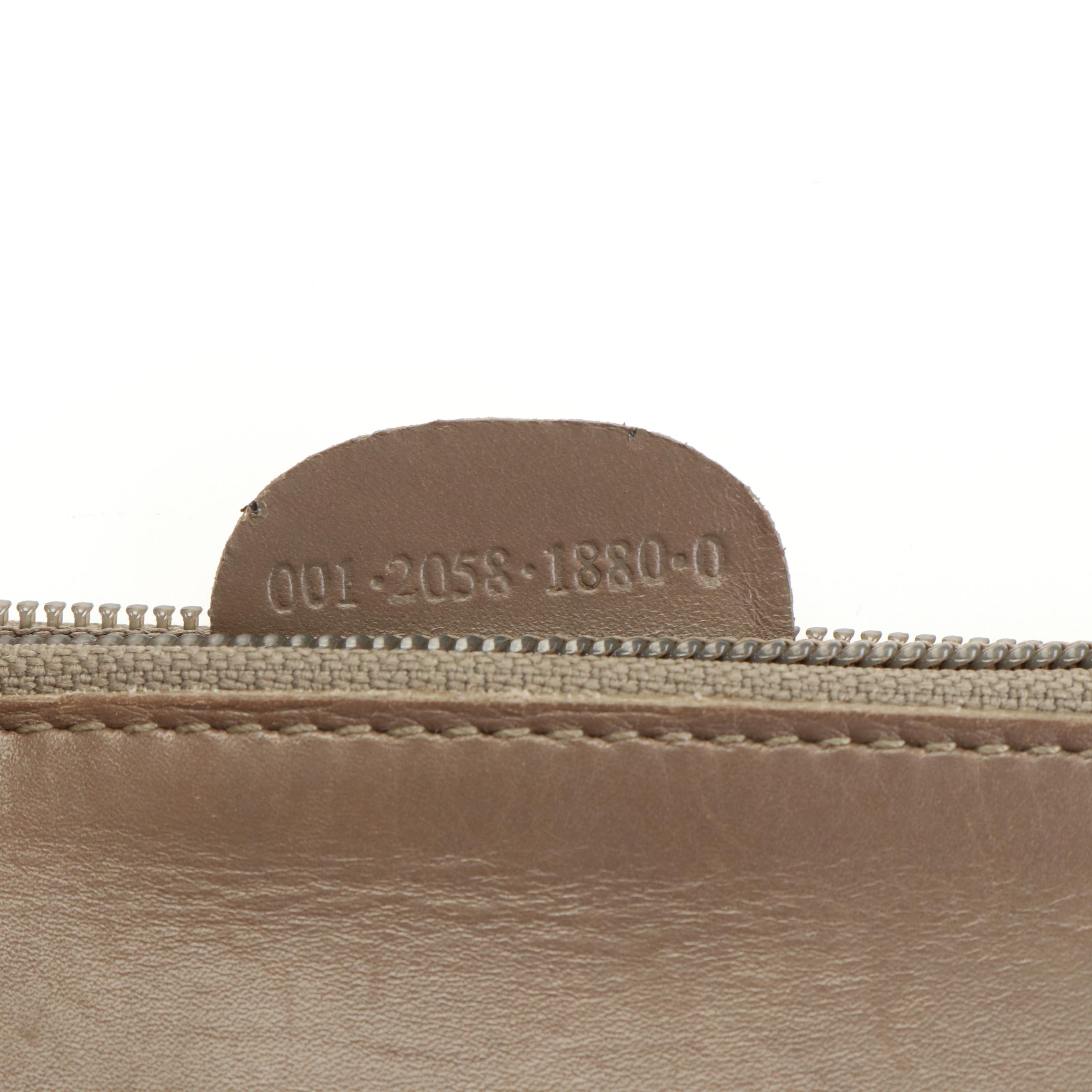 Gucci Shoulder Bag in Smooth Leather with Black Bamboo Handle and Zip Pouch