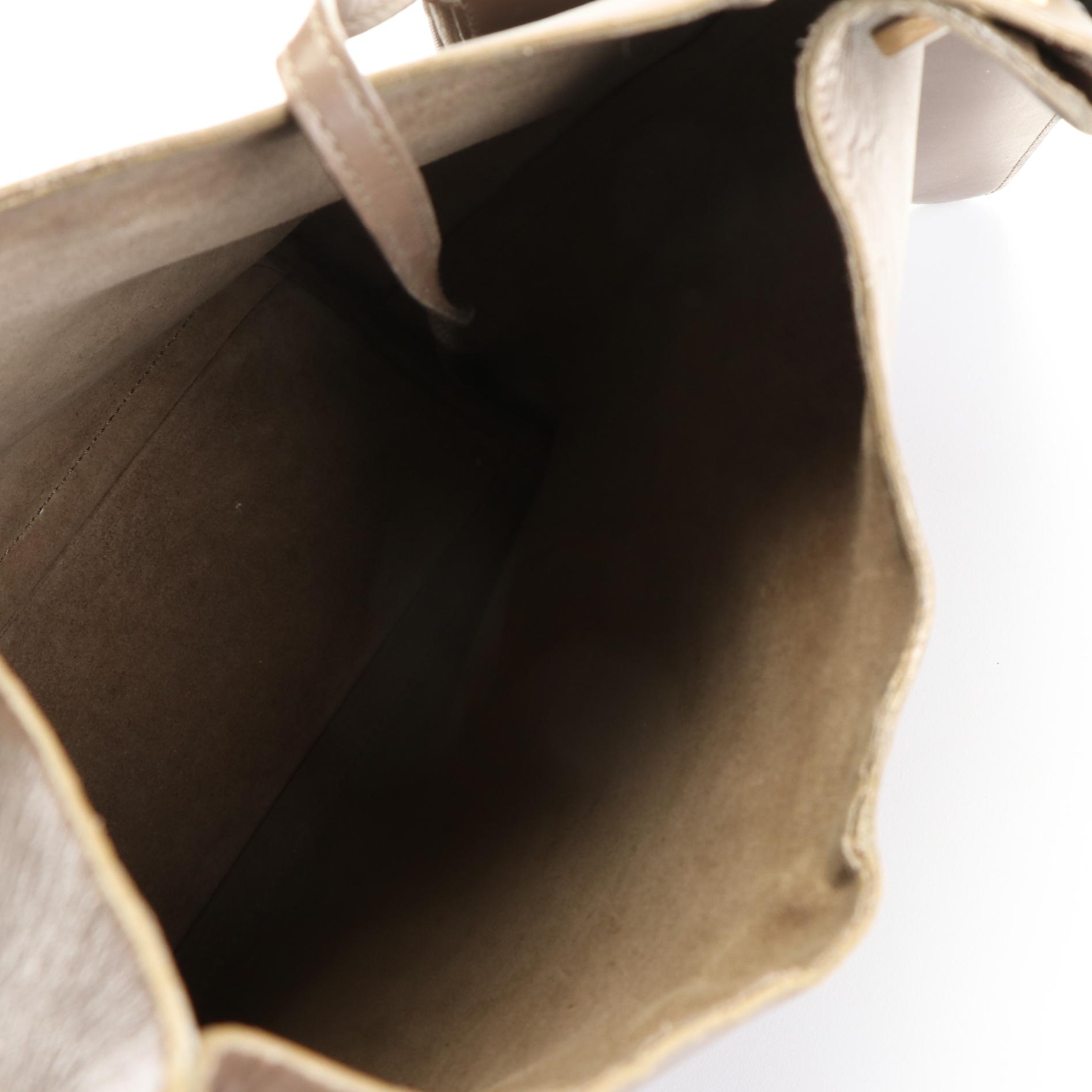 Gucci Shoulder Bag in Smooth Leather with Black Bamboo Handle and Zip Pouch