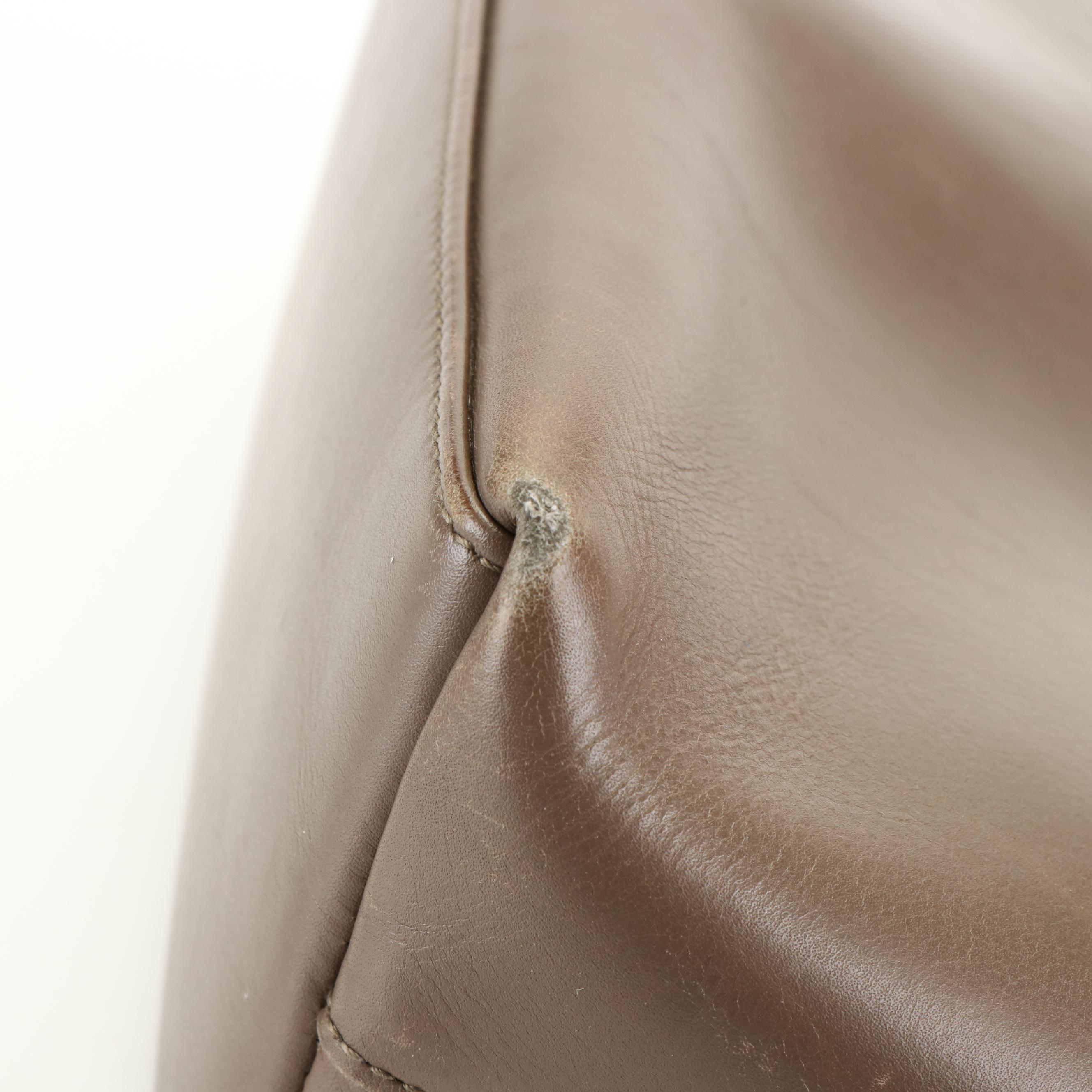 Gucci Shoulder Bag in Smooth Leather with Black Bamboo Handle and Zip Pouch