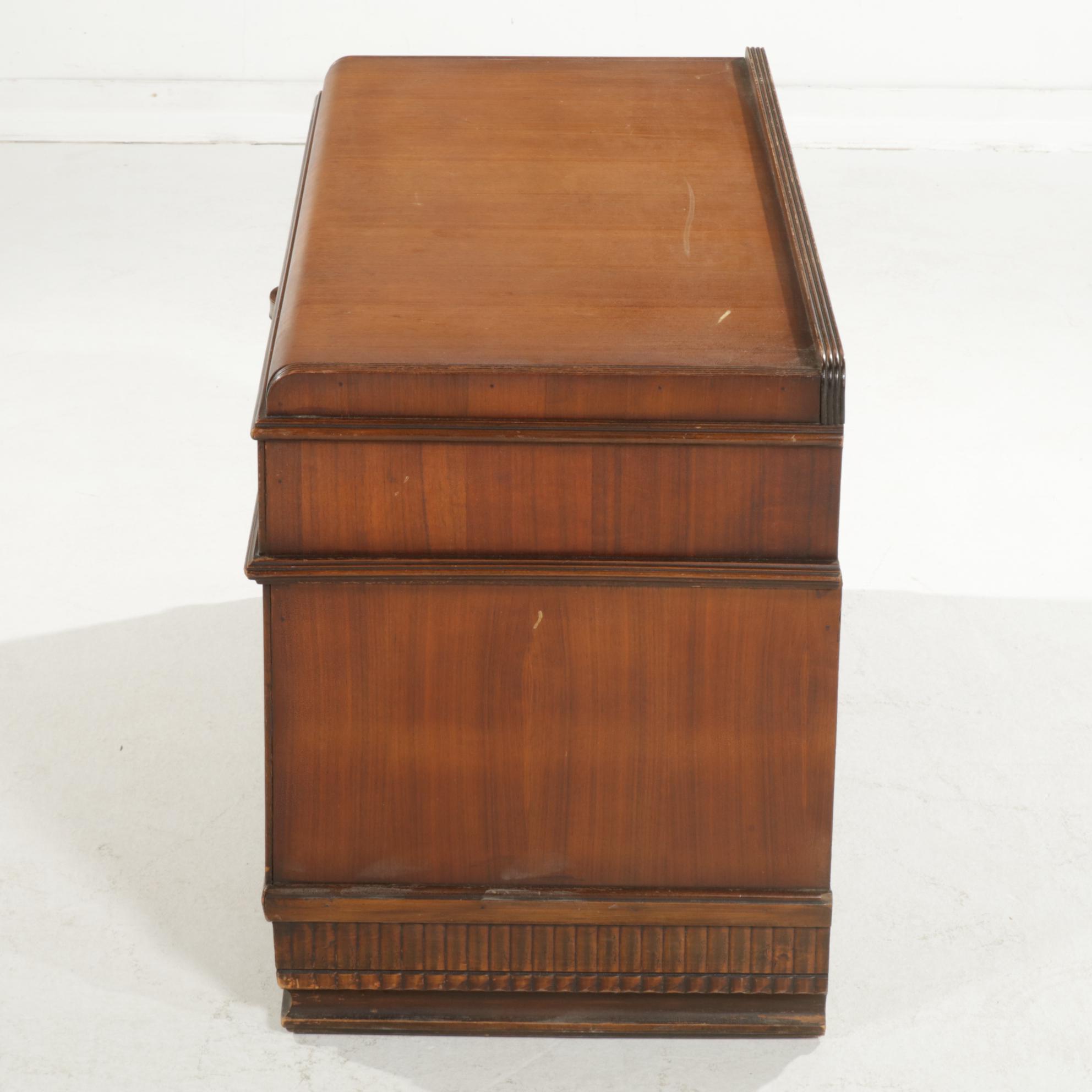 Ed Roos Company Art Deco Style Cedar Chest, Early to Mid-20th Century