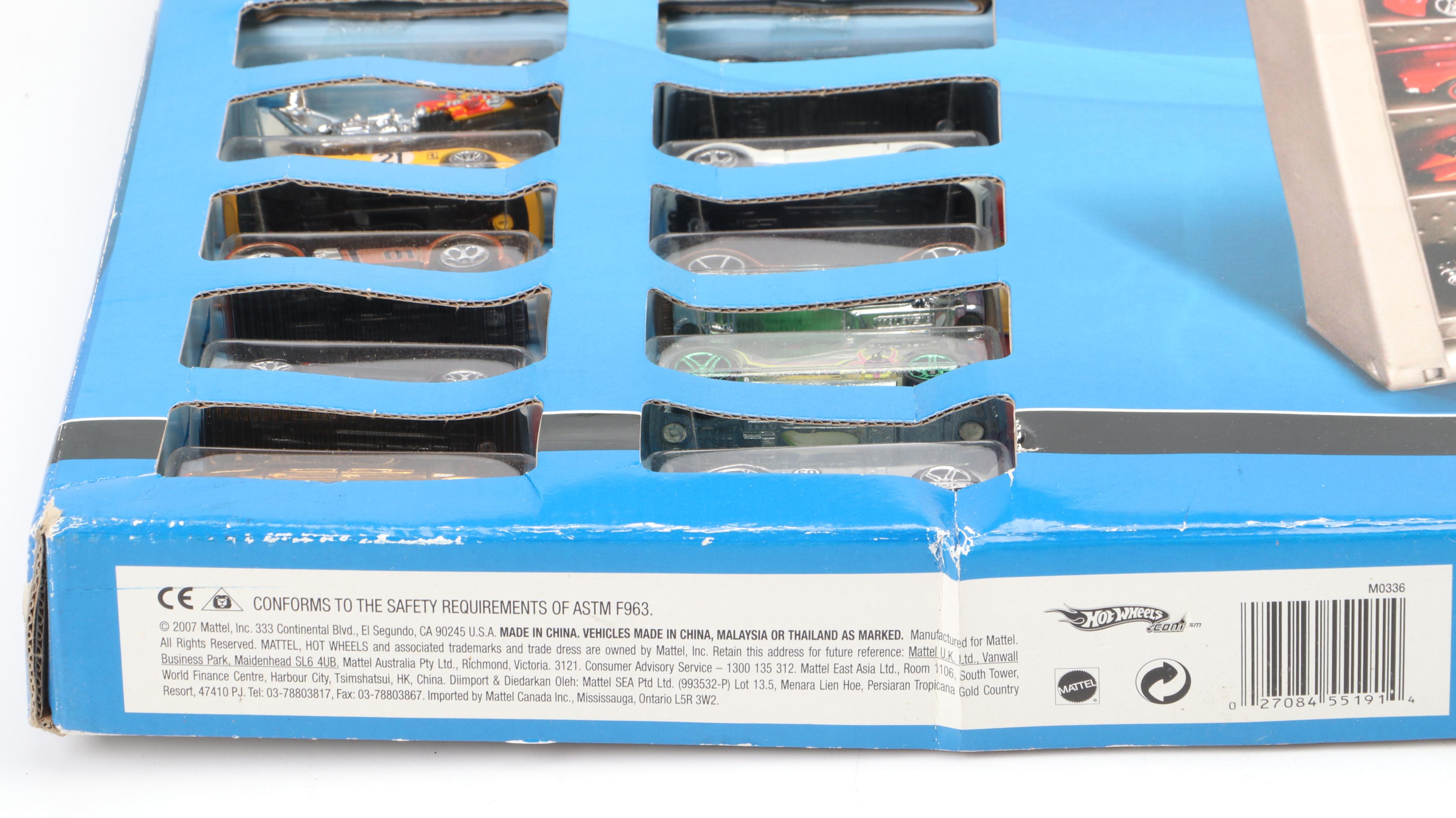 Hot Wheels Plastic  Collector's Case with 20 Included Cars, 2007