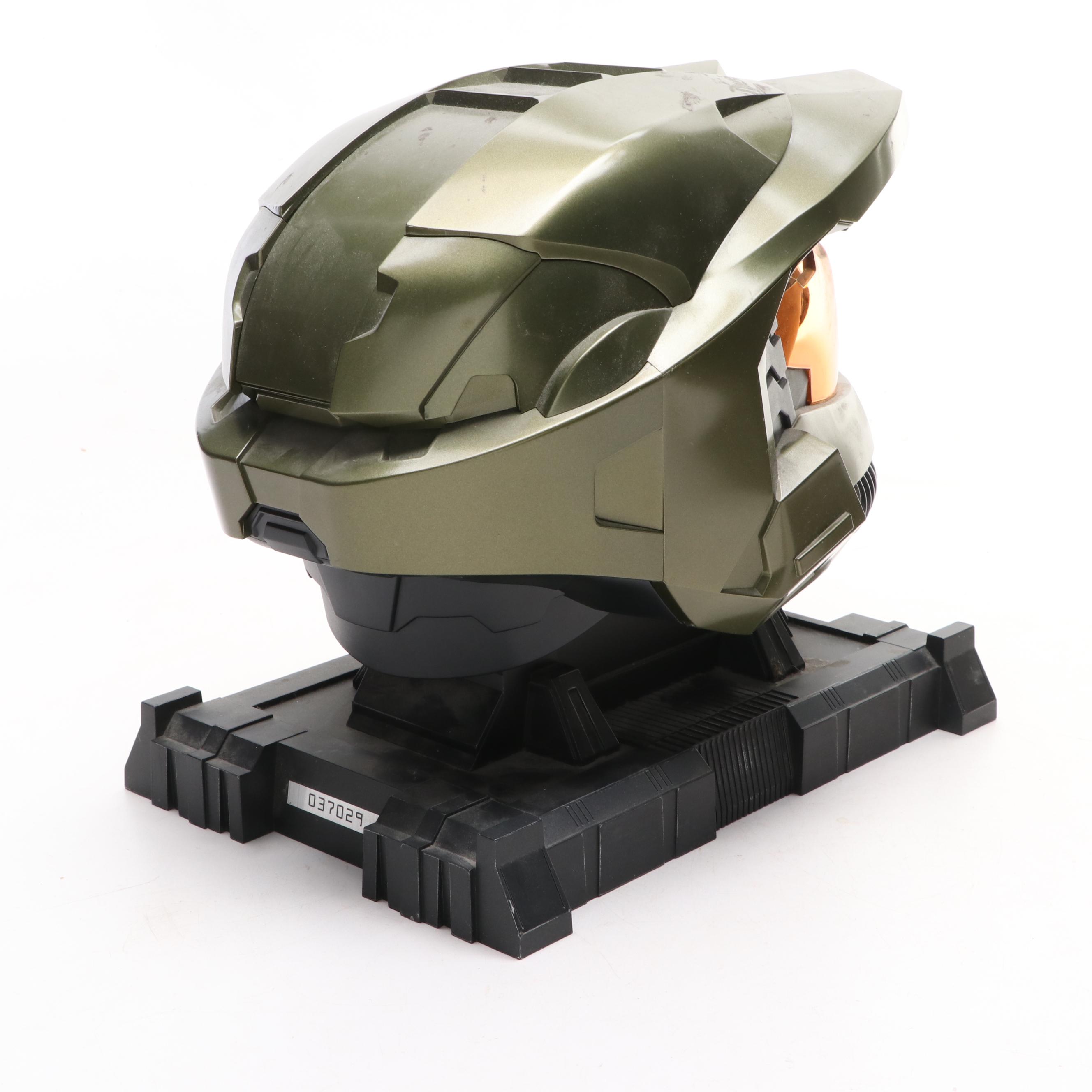 Halo 3 Legendary Edition Master Chief Helmet Display on Stand with Graphic Novel