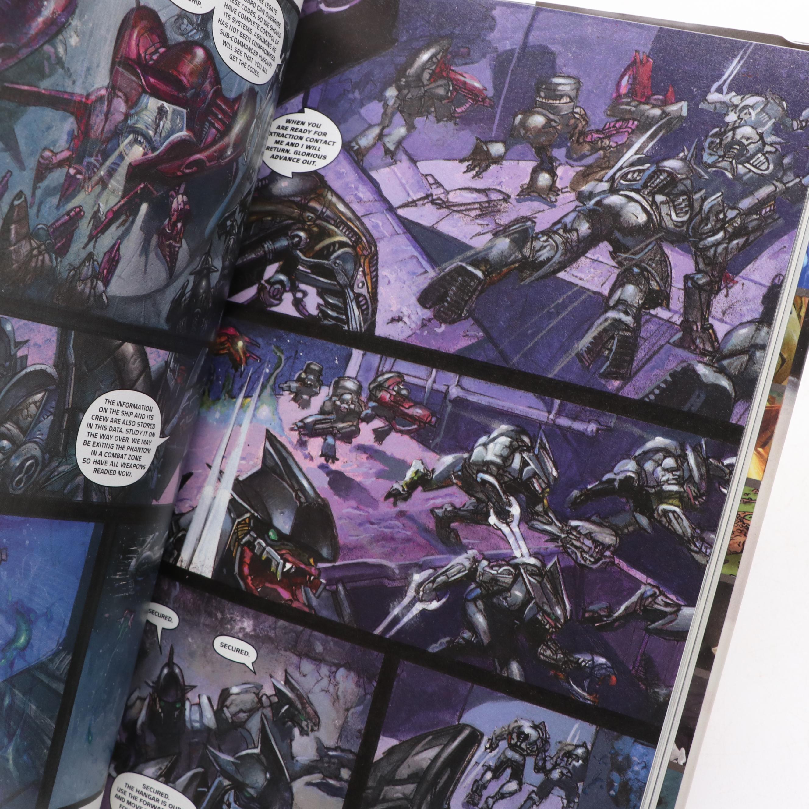 Halo 3 Legendary Edition Master Chief Helmet Display on Stand with Graphic Novel