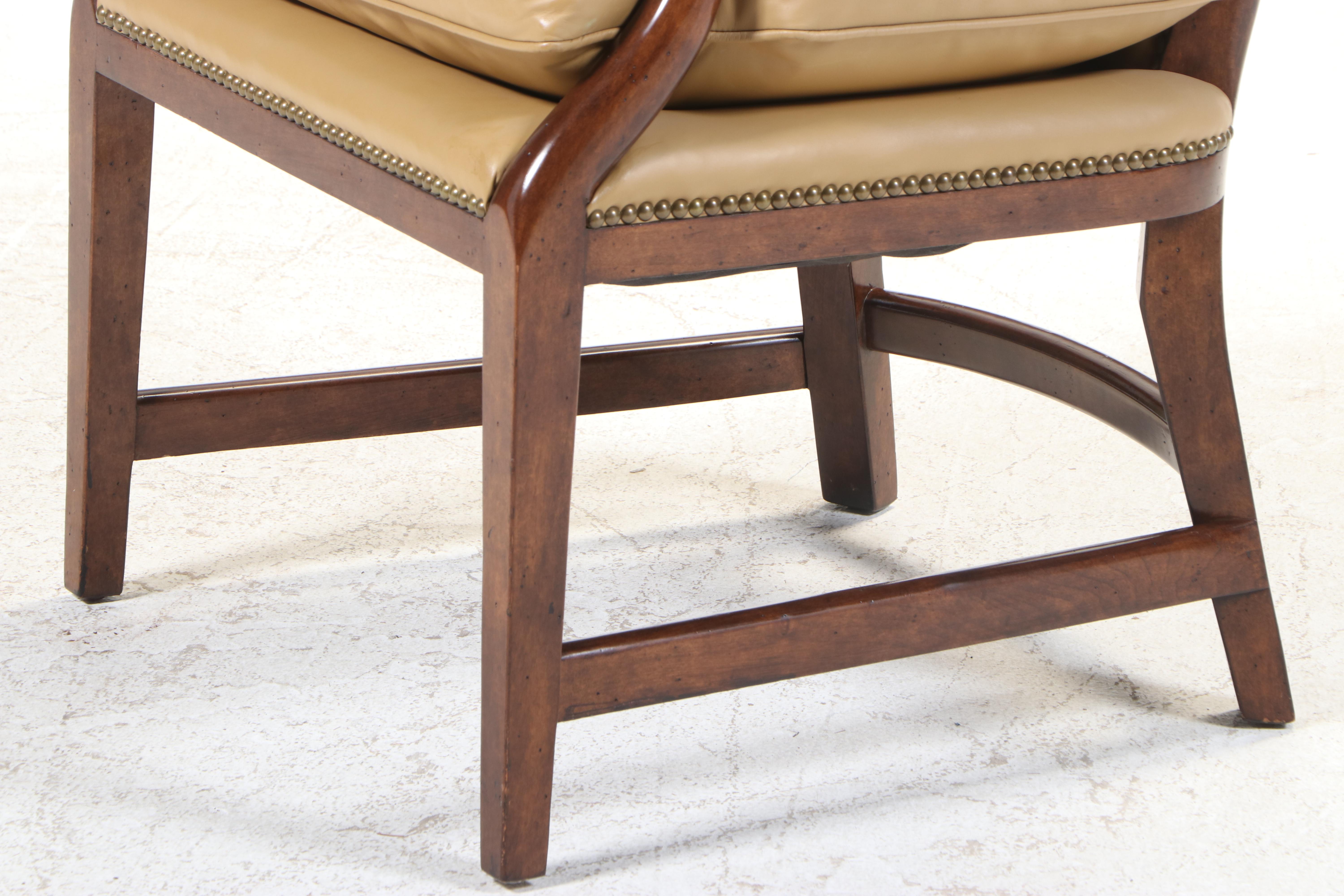 Minton-Spidell French Provincial Style Leather Fauteuil avec Oreilles