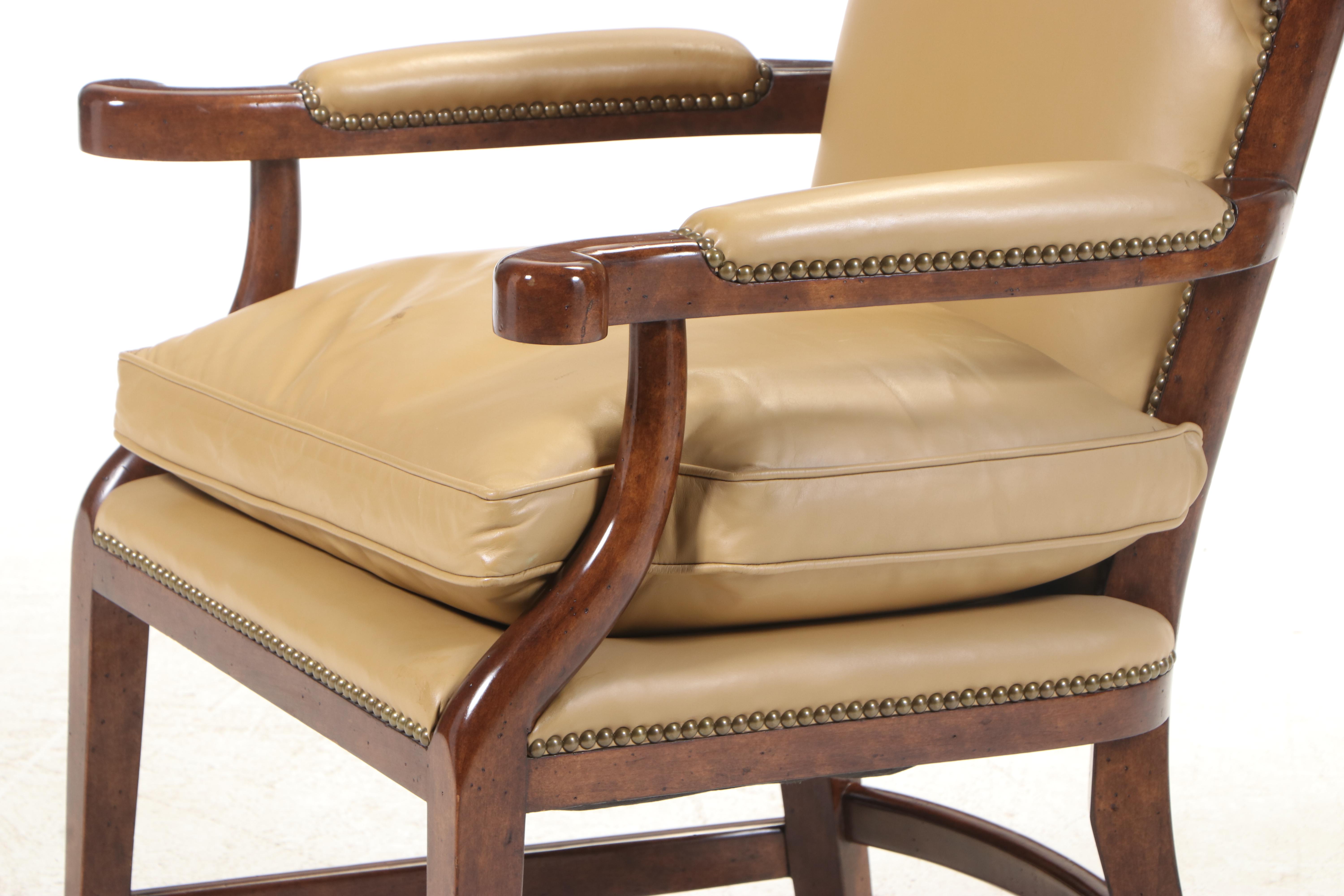 Minton-Spidell French Provincial Style Leather Fauteuil avec Oreilles