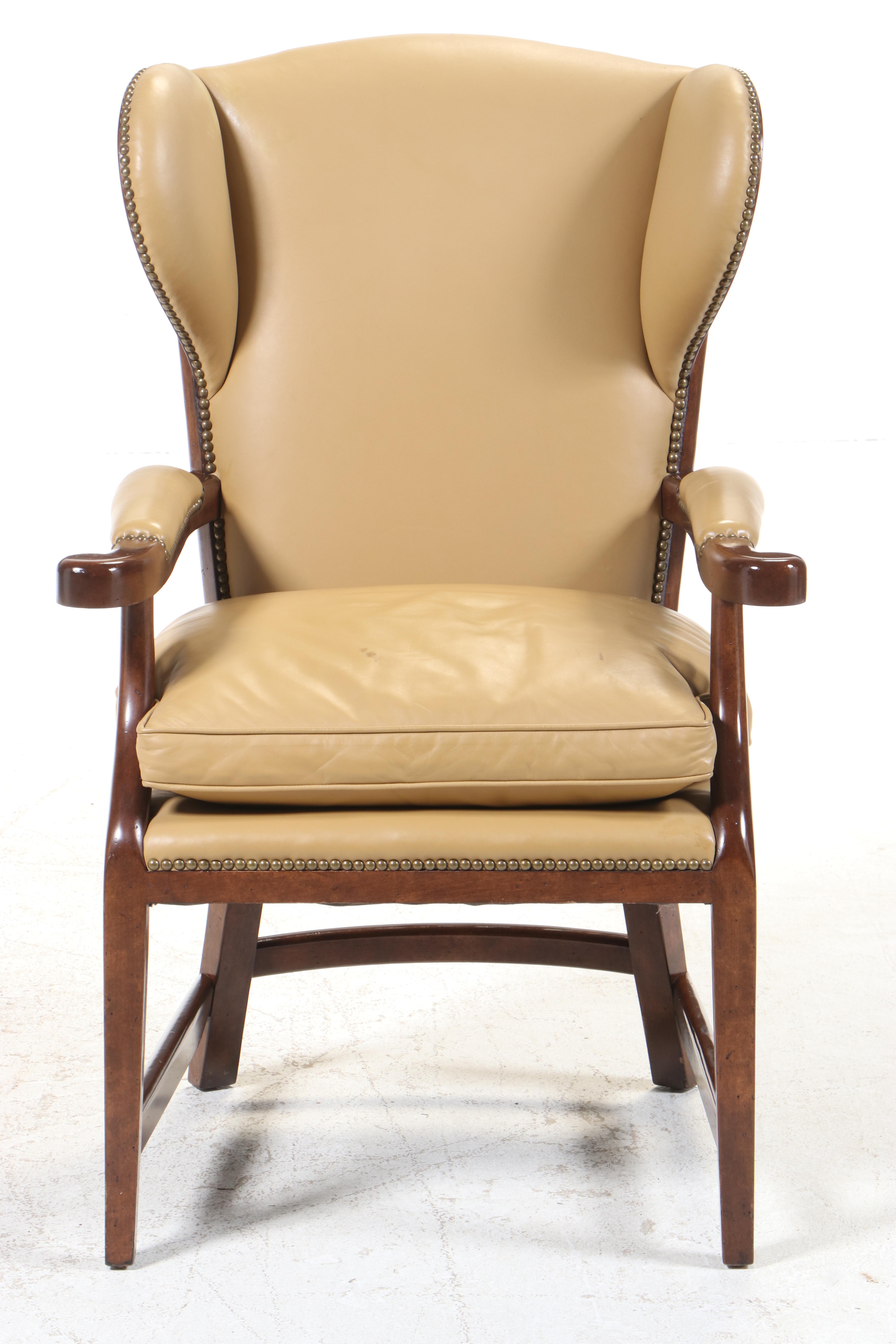 Minton-Spidell French Provincial Style Leather Fauteuil avec Oreilles