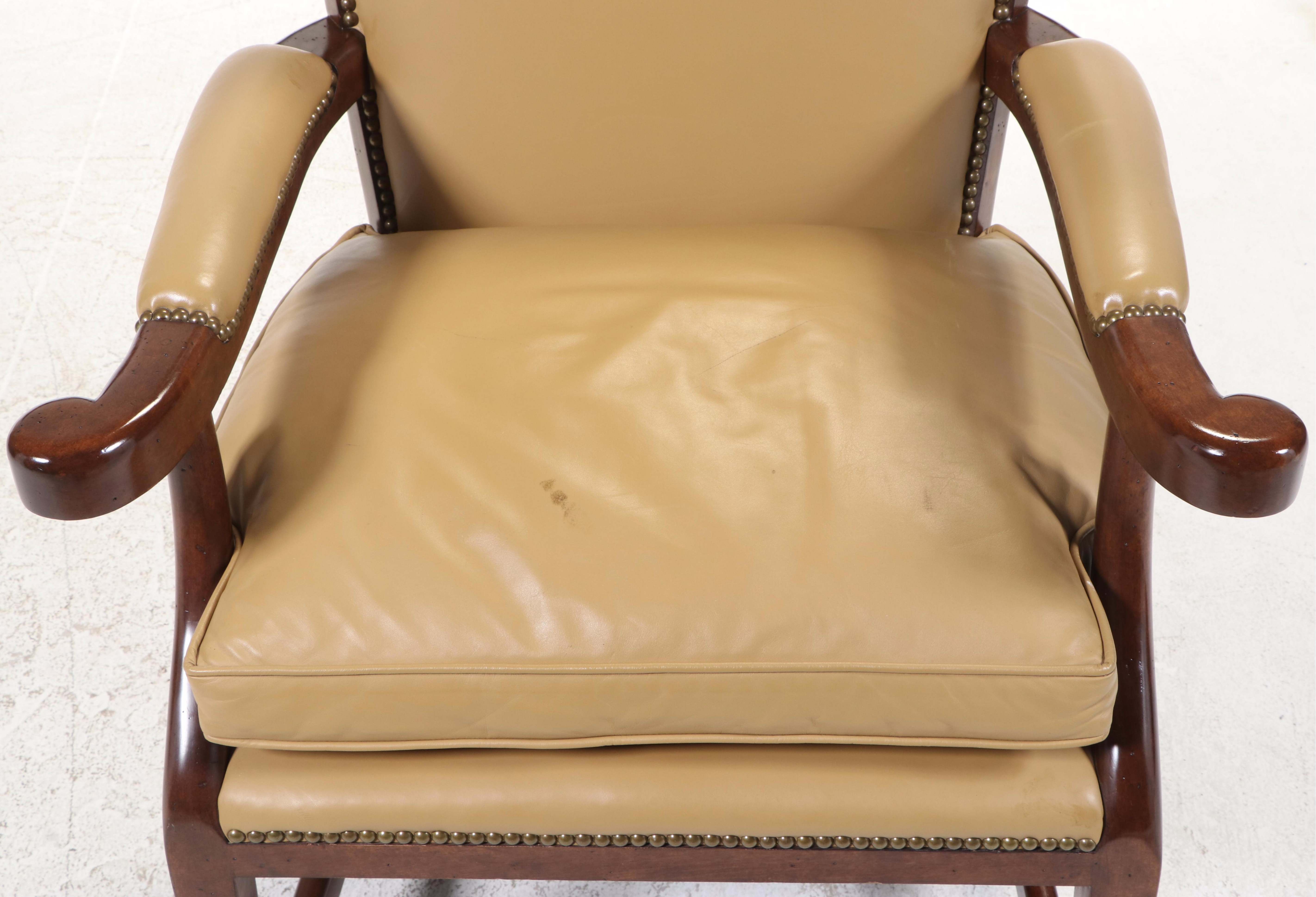 Minton-Spidell French Provincial Style Leather Fauteuil avec Oreilles